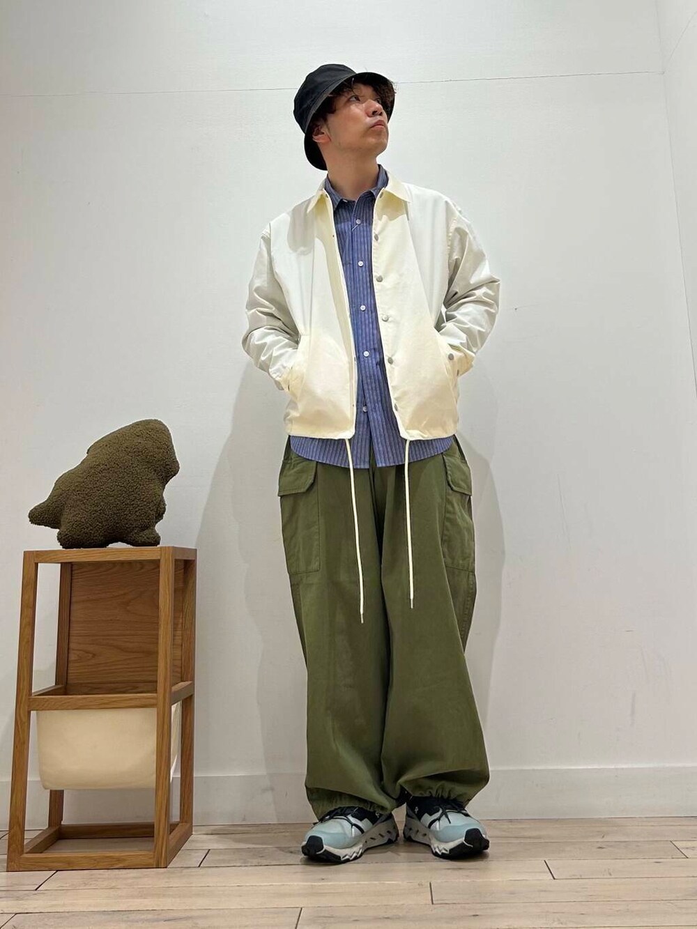 「カジュアル、デートコーデ、白、カーゴパンツ、カーキ、アウトドア、コーチジャケット、ハット、旅行、セレモニースタイル、スポーティー、UVカット、オフスタイル、20代、通気性」|「KIJIMA TAKAYUKIのKIJIMA TAKAYUKI BUCKET HAT(ハット、ブラック系)」を使った、君と洋服を繋ぐ者パックマンさん(メンズ・170cm)の春コーディネートの4枚目の写真