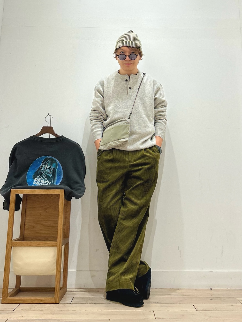 グレー系のニット/セーター、ブラック系のTシャツ/カットソー、グレー系のスウェットを着用したメンズの秋コーディネートの5枚目の写真