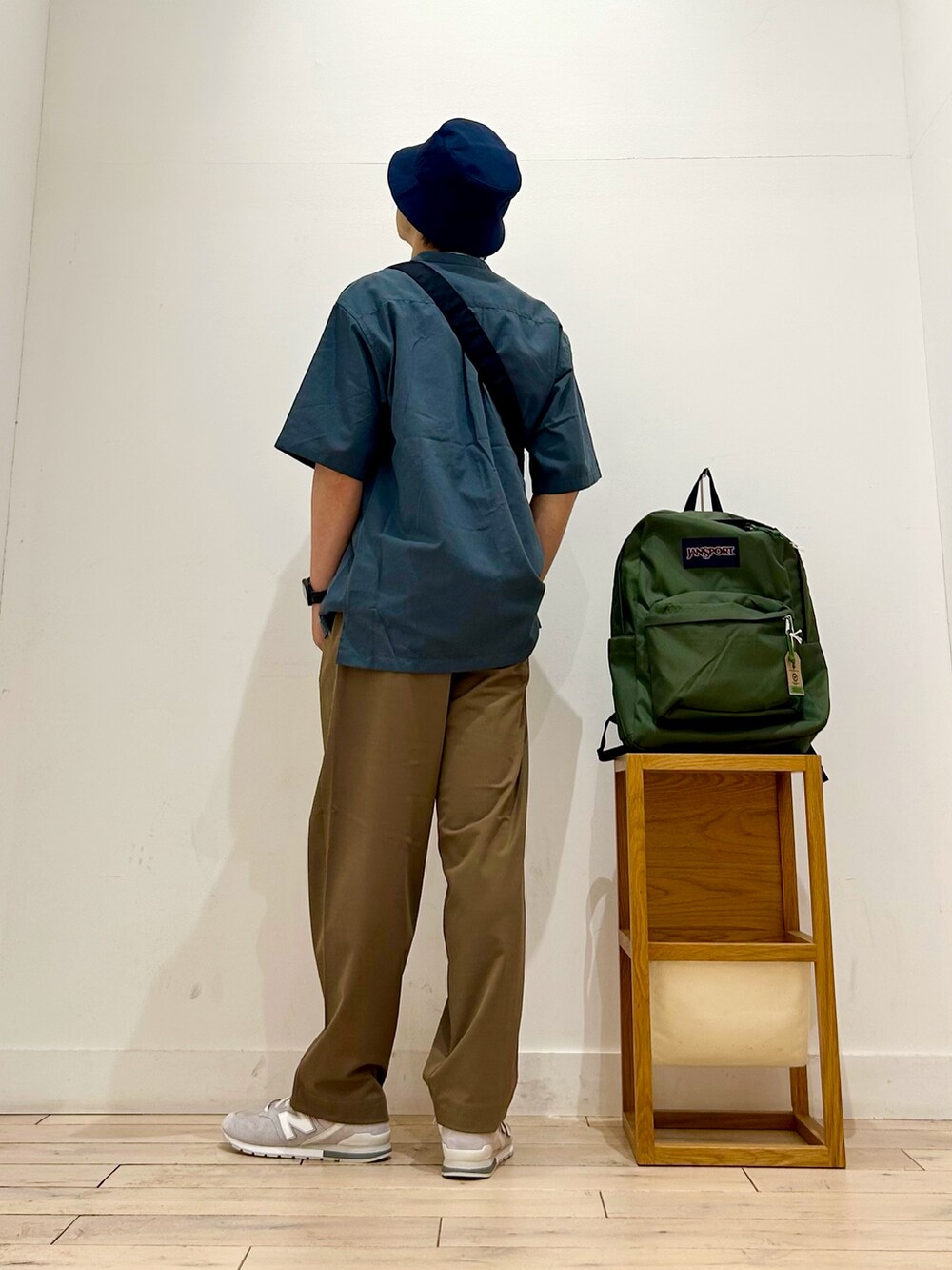 グレー系のスニーカー、ブルー系のシャツ/ブラウス、ベージュ系のその他パンツを着用したメンズの夏コーディネートの4枚目の写真