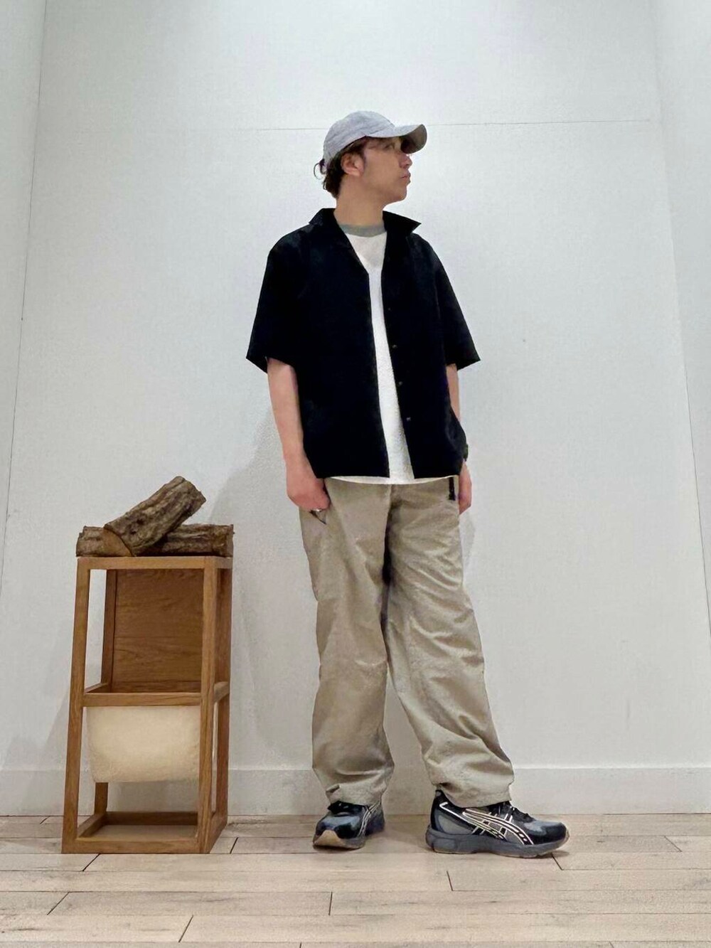 「カジュアル、スポーツミックス、別注、デートコーデ、champion、ブラウス、アウトドア、半袖シャツ、クルーネック、休日コーデ、UVカット、newarrival、ショーツ、休日スタイル、doors」｜「URBAN RESEARCHの『XLサイズあり』『撥水』SOLOTEX STRETCH SHORT-SLEEVE SHIRTS（シャツ/ブラウス、ブラック系）」を使った、君と洋服を繋ぐ者パックマンさん（メンズ・170cm）の春コーディネートの2枚目の写真