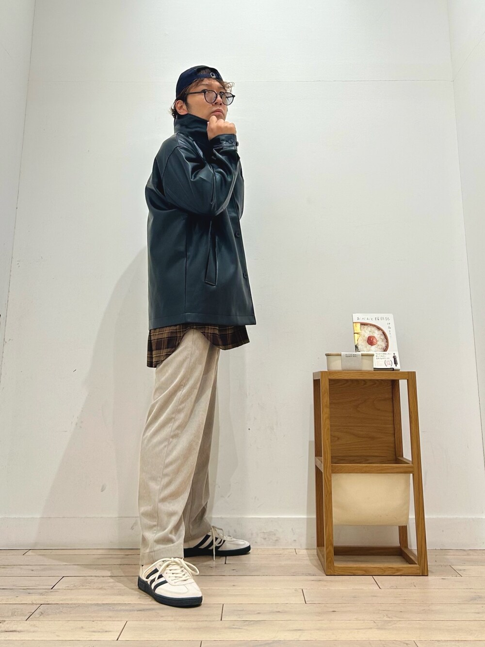 ブラック系のライダースジャケット、ホワイト系のTシャツ/カットソー、ベージュ系のその他パンツを着用したメンズの秋コーディネートの4枚目の写真