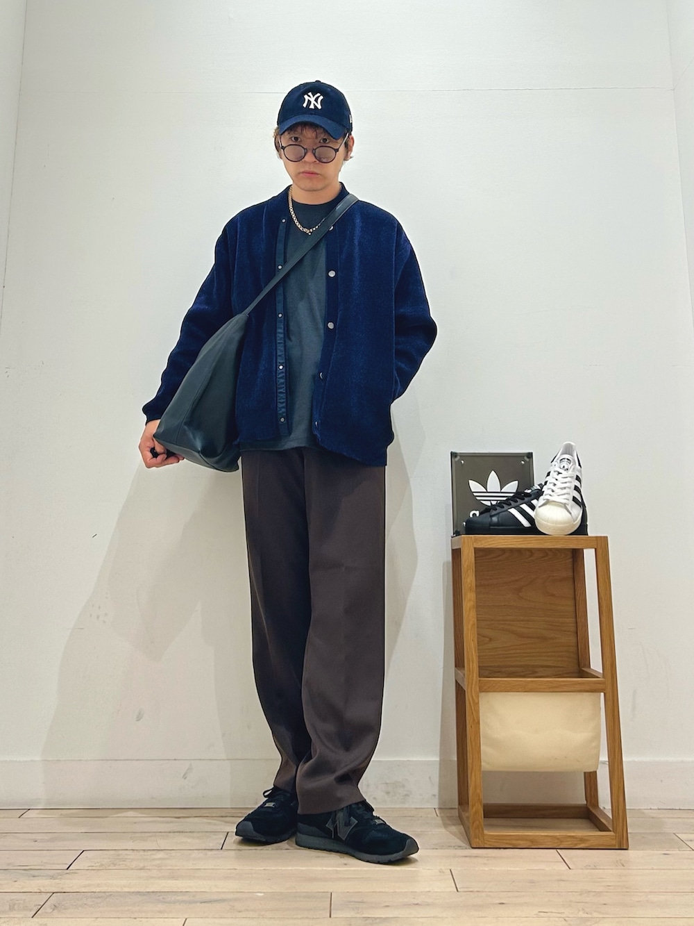 ホワイト系のスニーカー、ブラック系のショルダーバッグ、ブラウン系のその他パンツを着用したメンズの秋コーディネートの3枚目の写真