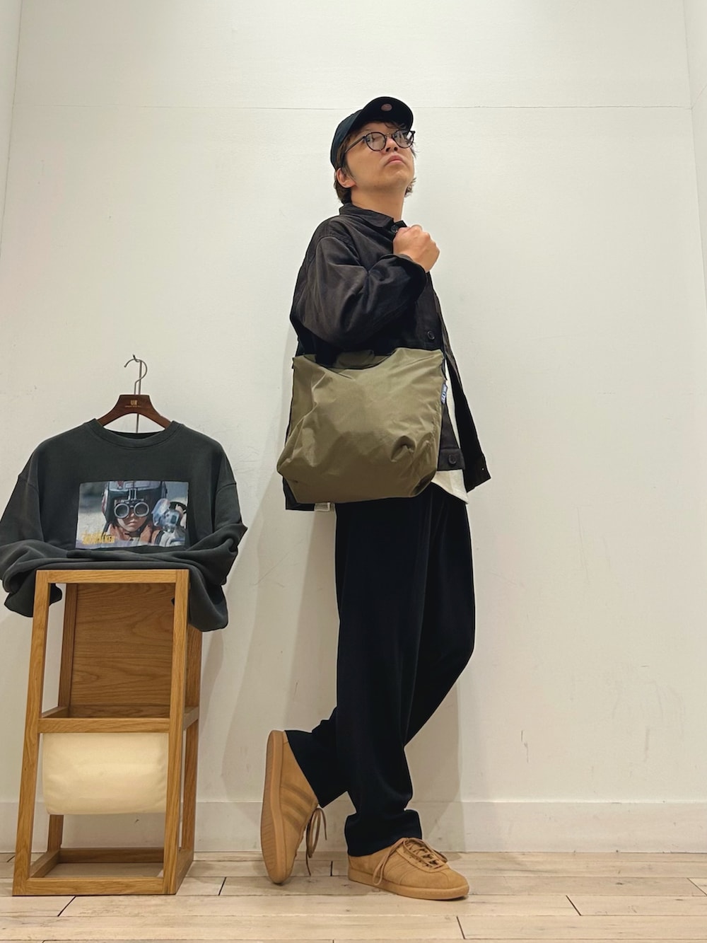 ブラウン系のその他アウター、ホワイト系のTシャツ/カットソー、ベージュ系のショルダーバッグを着用したメンズの秋コーディネートの2枚目の写真