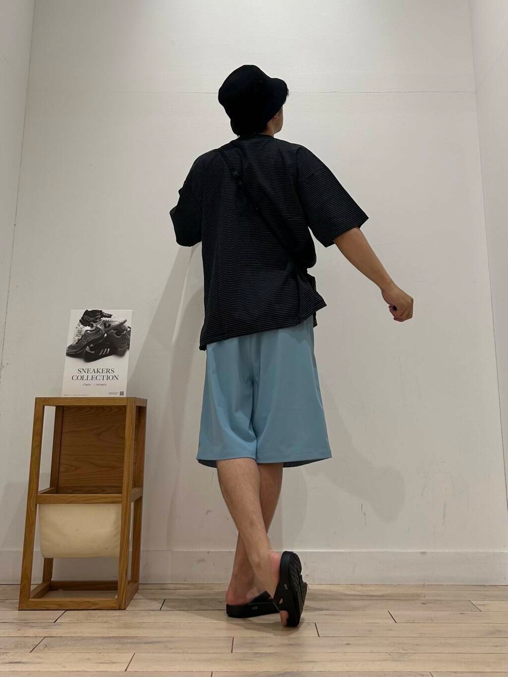 ブラック系のサンダル、ブラック系のTシャツ/カットソー、ブルー系のその他パンツを着用したメンズの夏コーディネートの3枚目の写真