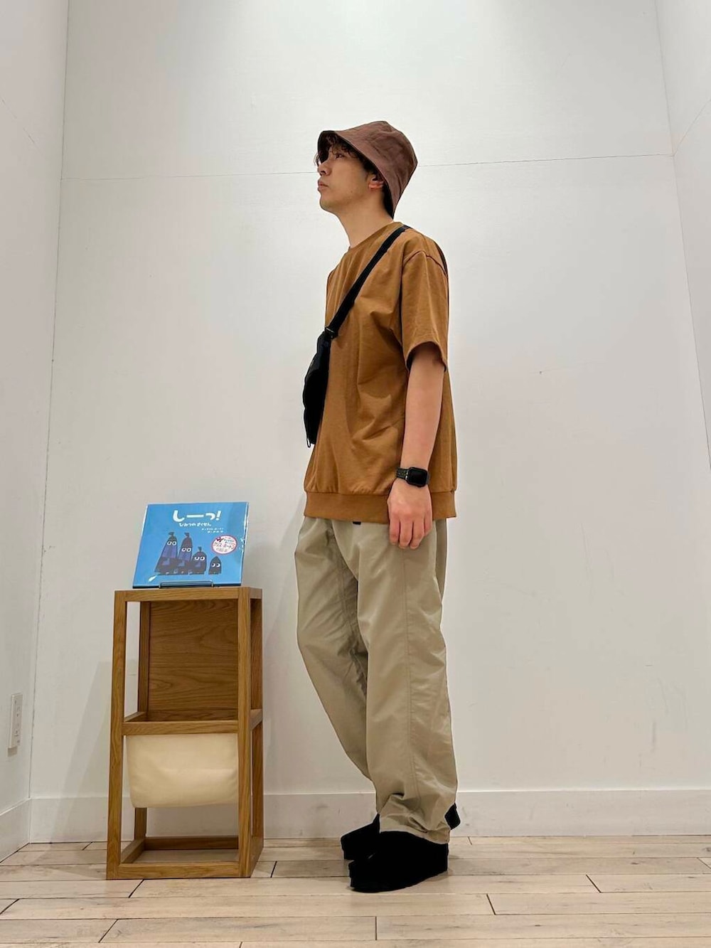 「カジュアル、clarks、スポーツミックス、別注、デートコーデ、ブラウン、NANGA、半袖シャツ、春コーデ、休日コーデ、吸水速乾、newarrival、THENORTHFACE、休日スタイル、doors」|「ClarksのClarks WallabeeGTX(ブーツ、ブラック系)」を使った、君と洋服を繋ぐ者パックマンさん(メンズ・170cm)の春コーディネートの4枚目の写真