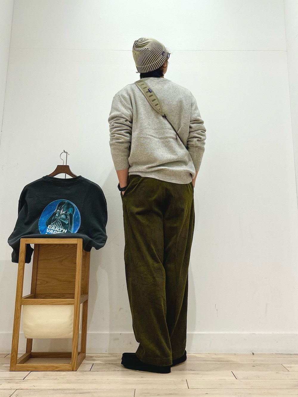 グレー系のニット/セーター、ブラック系のTシャツ/カットソー、グレー系のスウェットを着用したメンズの秋コーディネートの6枚目の写真