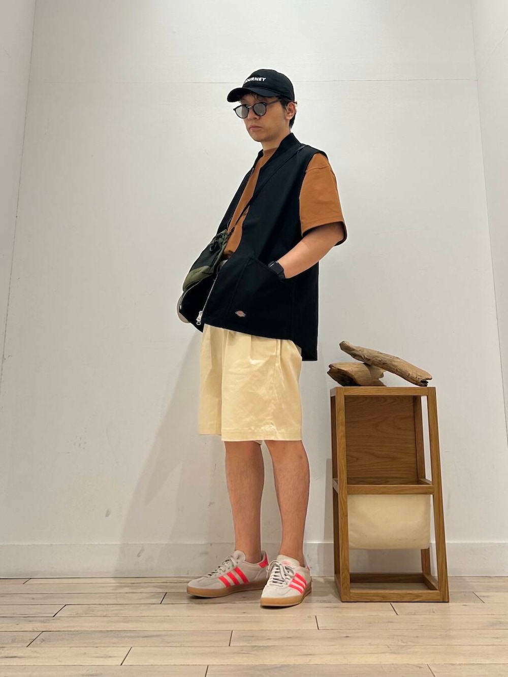 ブラウン系のTシャツ/カットソー、グリーン系のショルダーバッグ、ホワイト系のその他パンツを着用したメンズの夏コーディネートの2枚目の写真