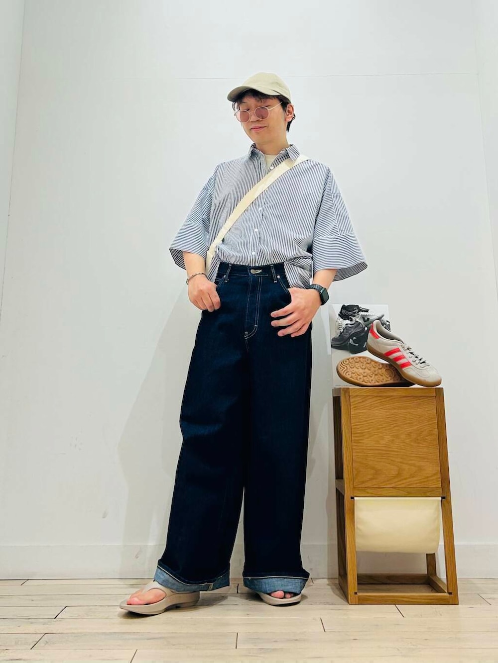 「トップス、シャツスタイル、メガネ、カジュアル、Tシャツ、キャンプ、サングラス、オーバーサイズ、イージーパンツ、スポーツミックス、別注、デートコーデ、ワントーン、URBANRESEARCH、サンダル」|「URBAN RESEARCH DOORSのウォッシャブルミニショルダーバッグ(ショルダーバッグ、ホワイト系)」を使った、君と洋服を繋ぐ者パックマンさん(メンズ・170cm)の夏コーディネートの4枚目の写真