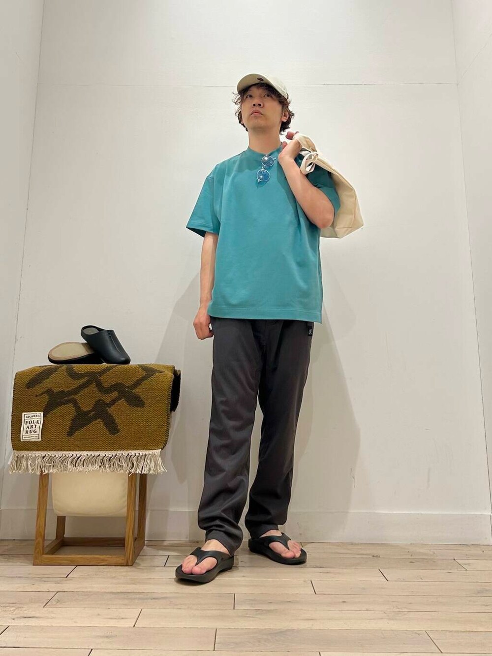 「カジュアル、Tシャツ、スポーツミックス、別注、デートコーデ、カットソー、アウトドア、Gramicci、クルーネック、LACOSTE、newarrival、OOFOS、休日スタイル、doors、フェスコーデ」｜「Gramicciの『別注』GRAMICCI　StretchGabardinePants（その他パンツ、グレー系）」を使った、パックマンIIIさん（メンズ・170cm）の春コーディネートの4枚目の写真