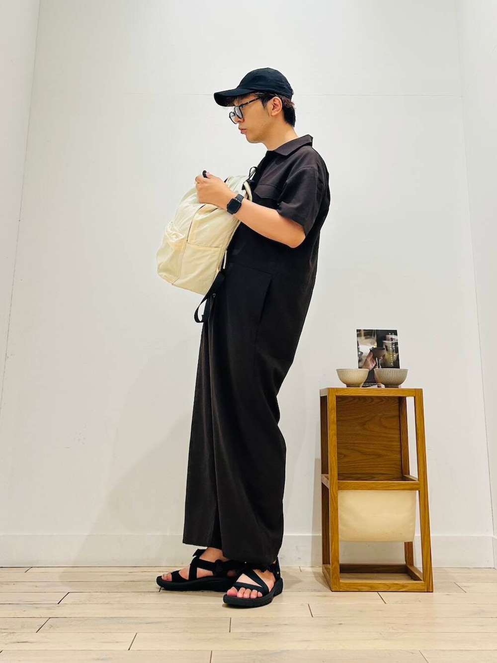 「トップス、メガネ、カジュアル、Tシャツ、キャンプ、サングラス、オーバーサイズ、イージーパンツ、スポーツミックス、別注、デートコーデ、ワントーン、サンダル、カットソー、アウトドア」｜「URBAN RESEARCH DOORSのウォッシャブルマルチ収納リュック（バックパック/リュック、ホワイト系）」を使った、パックマンIIIさん（メンズ・170cm）の夏コーディネートの5枚目の写真