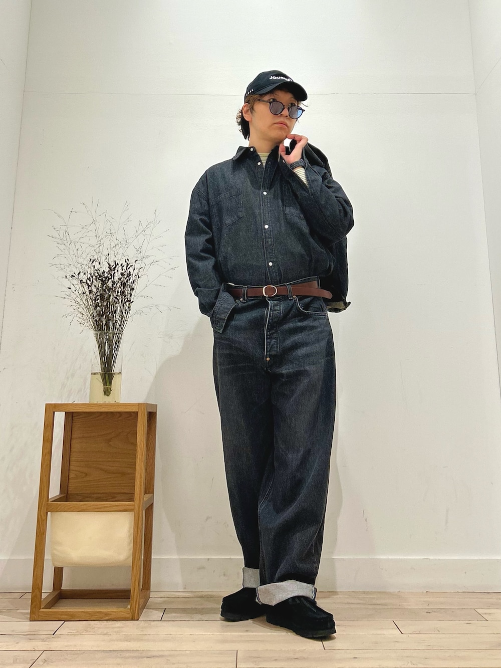 ブラック系のシャツ/ブラウス、その他のニット/セーター、ブラック系のデニムパンツを着用したメンズの秋コーディネートの3枚目の写真