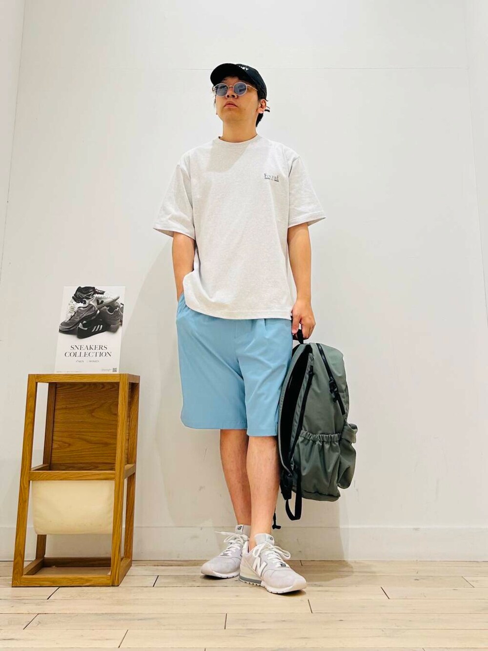 ブルー系のその他パンツ、グレー系のバックパック/リュック、グレー系のTシャツ/カットソーを着用したメンズの夏コーディネートの5枚目の写真