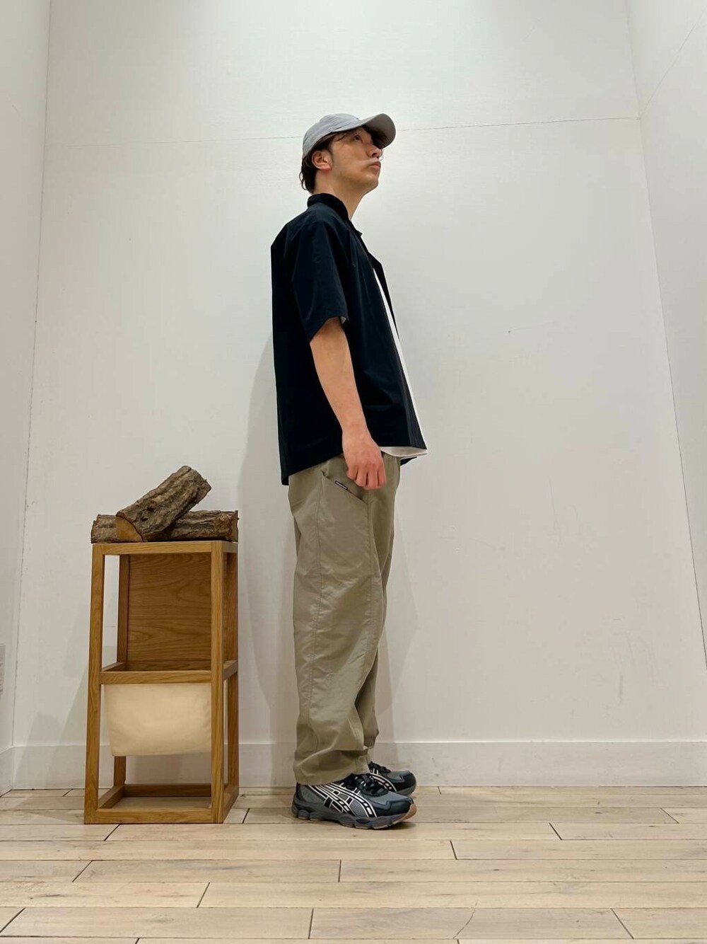 「カジュアル、スポーツミックス、別注、デートコーデ、champion、ブラウス、アウトドア、半袖シャツ、クルーネック、休日コーデ、UVカット、newarrival、ショーツ、休日スタイル、doors」｜「URBAN RESEARCHの『XLサイズあり』『撥水』SOLOTEX STRETCH SHORT-SLEEVE SHIRTS（シャツ/ブラウス、ブラック系）」を使った、君と洋服を繋ぐ者パックマンさん（メンズ・170cm）の春コーディネートの4枚目の写真