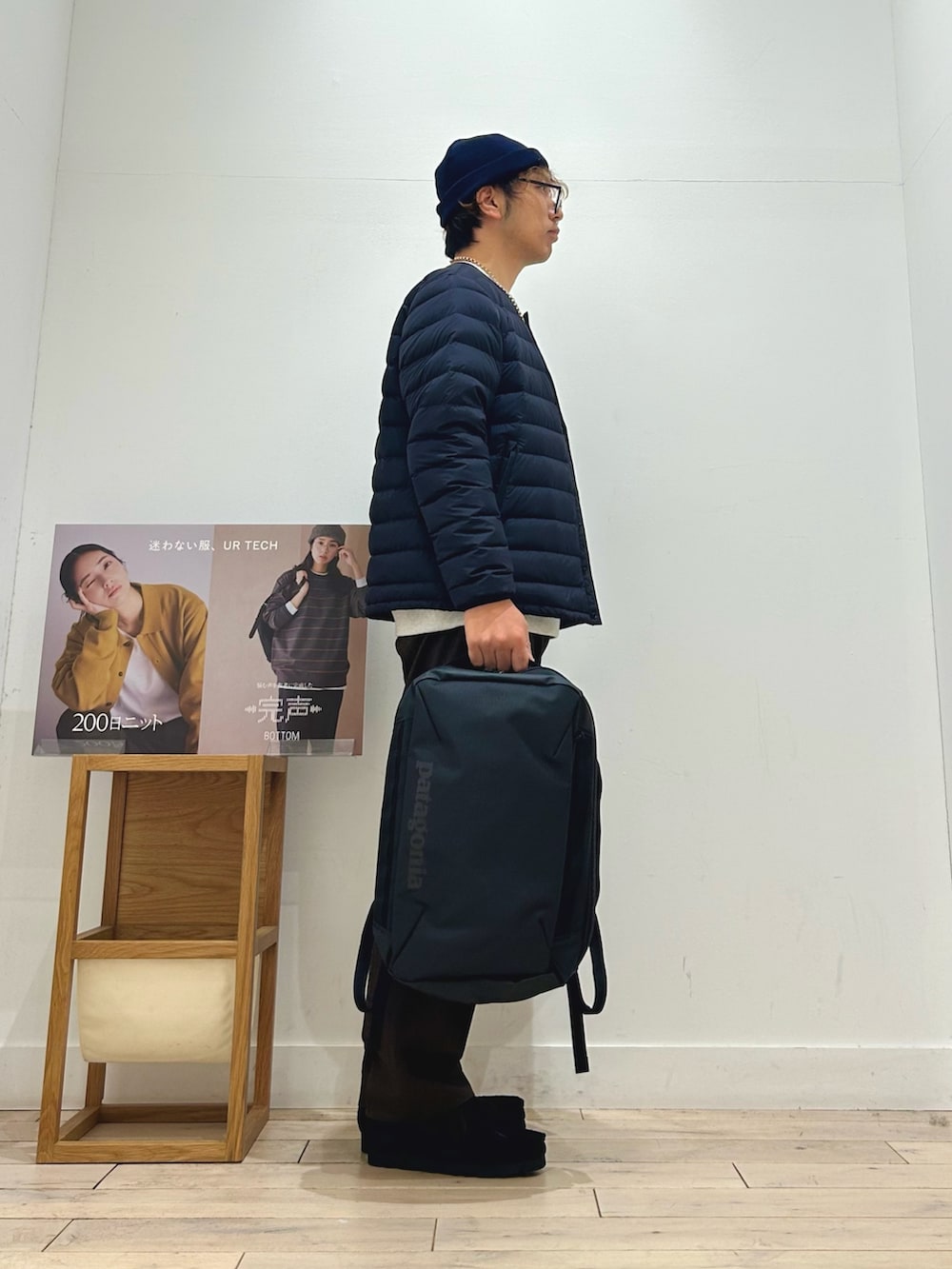 ベージュ系のスウェット、ブラック系のその他アウター、ブラウン系のその他パンツを着用したメンズの秋コーディネートの3枚目の写真