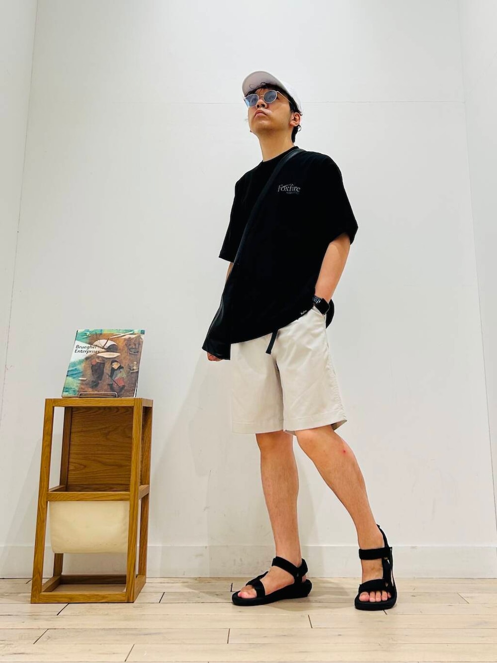 「トップス、メガネ、カジュアル、Tシャツ、キャンプ、サングラス、オーバーサイズ、イージーパンツ、スポーツミックス、別注、デートコーデ、ワントーン、サンダル、FORK&SPOON、カットソー」｜「FORK&SPOONのFORK&SPOON　TEC LINENショートパンツ（その他パンツ、グレー系）」を使った、パックマンIIIさん（メンズ・170cm）の夏コーディネートの3枚目の写真