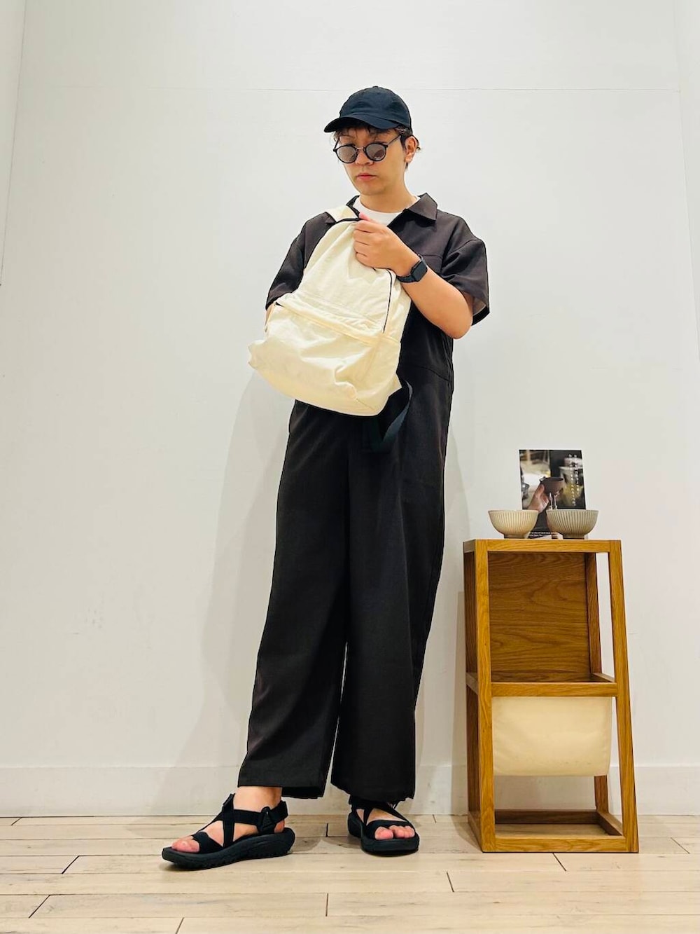 「トップス、メガネ、カジュアル、Tシャツ、キャンプ、サングラス、オーバーサイズ、イージーパンツ、スポーツミックス、別注、デートコーデ、ワントーン、サンダル、カットソー、アウトドア」｜「URBAN RESEARCH DOORSのウォッシャブルマルチ収納リュック（バックパック/リュック、ホワイト系）」を使った、パックマンIIIさん（メンズ・170cm）の夏コーディネートの3枚目の写真