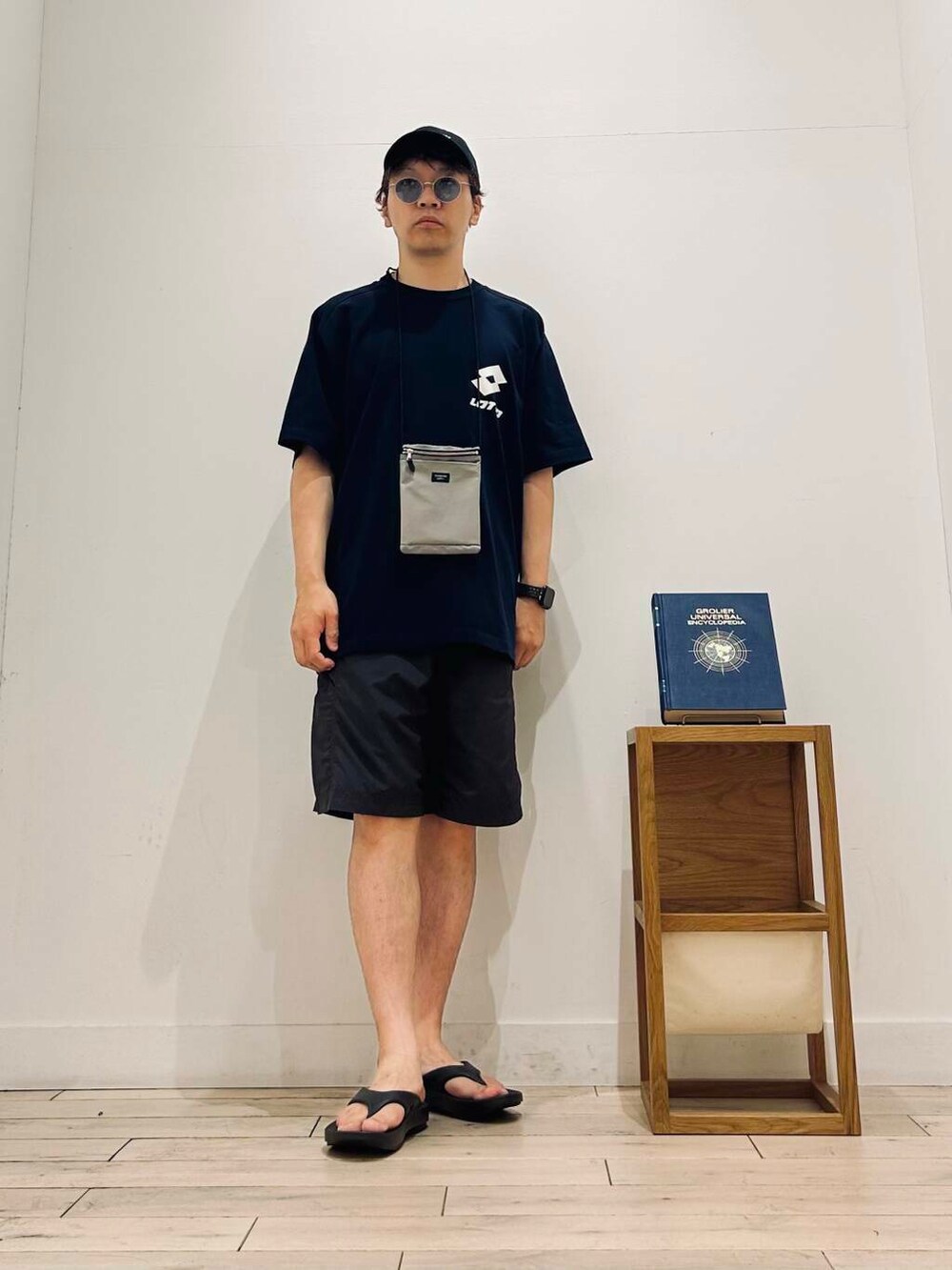 ブラック系のサンダル、ブルー系のTシャツ/カットソー、グレー系のその他パンツを着用したメンズの夏コーディネートの5枚目の写真