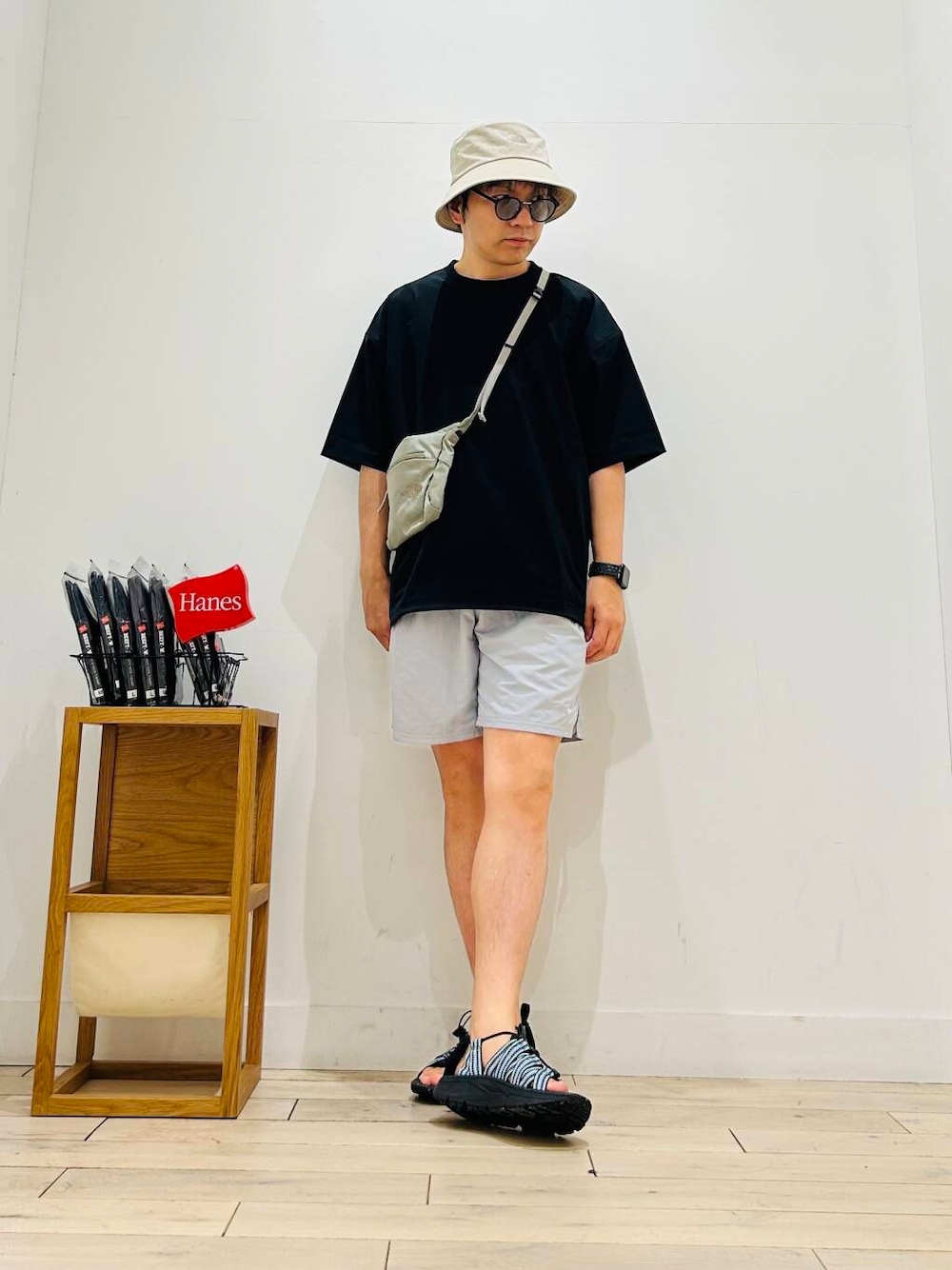 「トップス、メガネ、カジュアル、Tシャツ、キャンプ、サングラス、オーバーサイズ、イージーパンツ、スポーツミックス、別注、デートコーデ、ワントーン、サンダル、カットソー、アウトドア」｜「THE NORTH FACEのTHE NORTH FACE　Capella 2（ショルダーバッグ、グレー系）」を使った、パックマンIIIさん（メンズ・170cm）の夏コーディネートの6枚目の写真