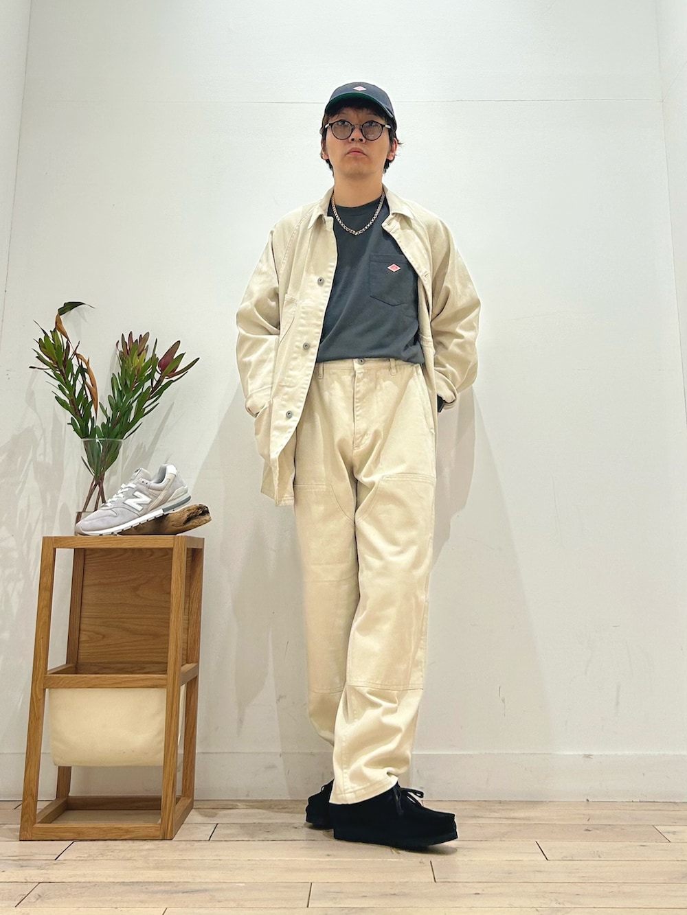 「FORK&SPOON、DOORS、カバーオール、カーゴパンツ、セットアップコーデ、セットアップ、Danton、clarks、GTX、ビブラムソール、スゥエード、newarrival、UV対策✕通勤スタイル 紫外線対策 私のイチ推しブランド ここでしか手に入らない別注アイテム 旅行コーデ 帰省コーデ、ピクニック 公園デート 遊園地デート キャンプ 水族館デート こなれ感 UVカット 調光レンズ 暮らしを楽しむ クラシック 音楽鑑賞 芸術の秋 ロングスリーブ doors EKAL」|「URBAN RESEARCH DOORSのウェリントン(調光&偏光レンズ)(メガネ、ブラック系)」を使った、パックマンIIIさん(メンズ・170cm)の秋コーディネートの4枚目の写真