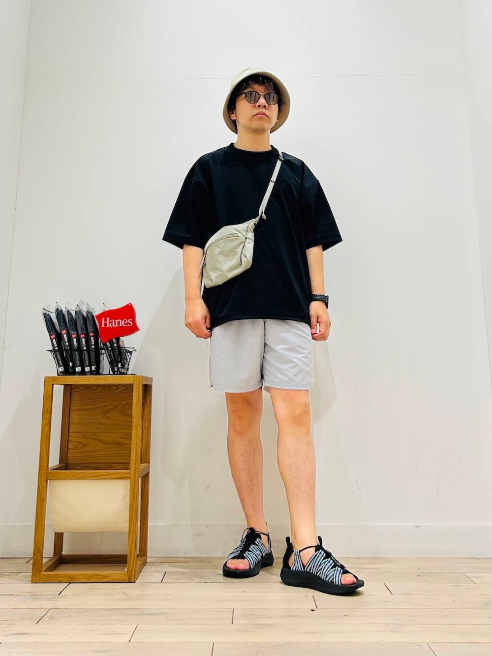 「トップス、メガネ、カジュアル、Tシャツ、キャンプ、サングラス、オーバーサイズ、イージーパンツ、スポーツミックス、別注、デートコーデ、ワントーン、サンダル、カットソー、アウトドア」｜「THE NORTH FACEのTHE NORTH FACE　Capella 2（ショルダーバッグ、グレー系）」を使った、パックマンIIIさん（メンズ・170cm）の夏コーディネートの5枚目の写真