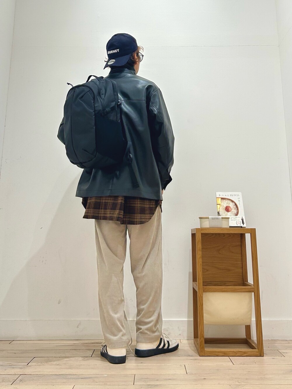 ブラック系のライダースジャケット、ホワイト系のTシャツ/カットソー、ベージュ系のその他パンツを着用したメンズの秋コーディネートの6枚目の写真