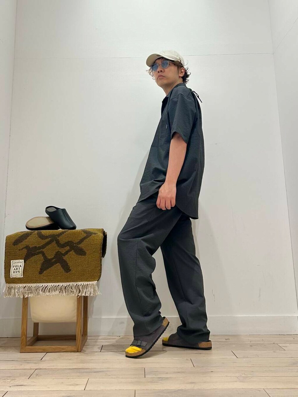 グレー系のシャツ/ブラウス、グレー系のその他パンツ、グレー系のショルダーバッグを着用したメンズの春コーディネートの5枚目の写真