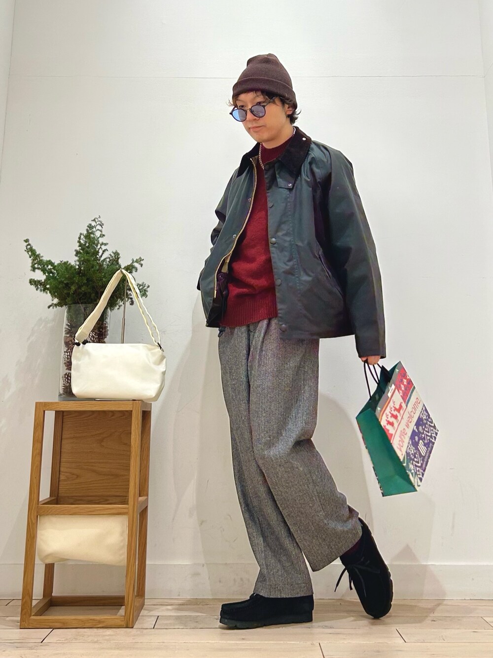 グレー系のその他パンツ、グリーン系のその他アウター、ホワイト系のショルダーバッグを着用したメンズの冬コーディネートの4枚目の写真