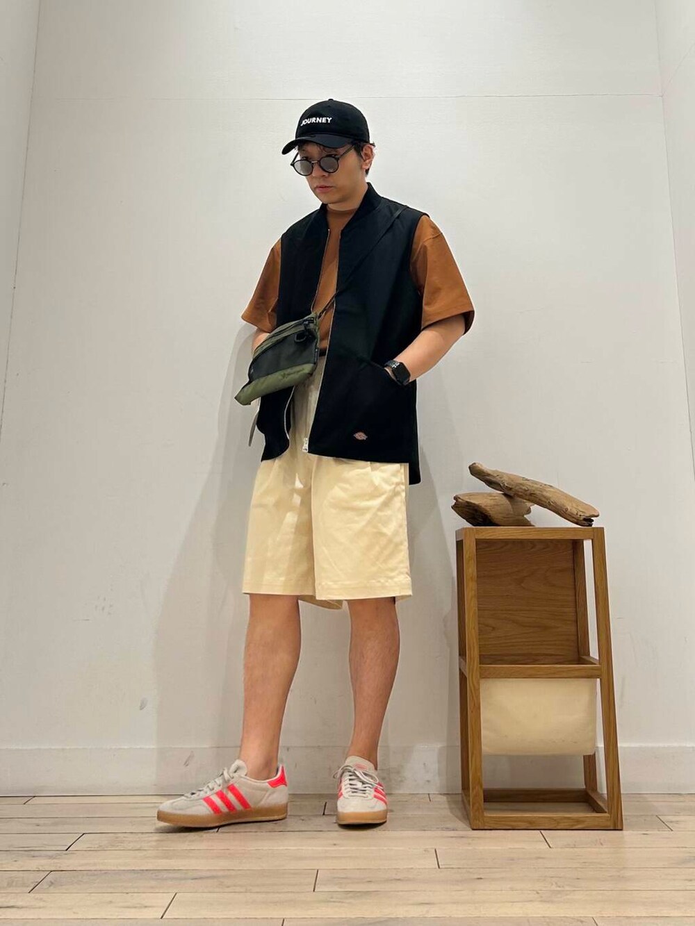 ブラウン系のTシャツ/カットソー、グリーン系のショルダーバッグ、ホワイト系のその他パンツを着用したメンズの夏コーディネートの4枚目の写真