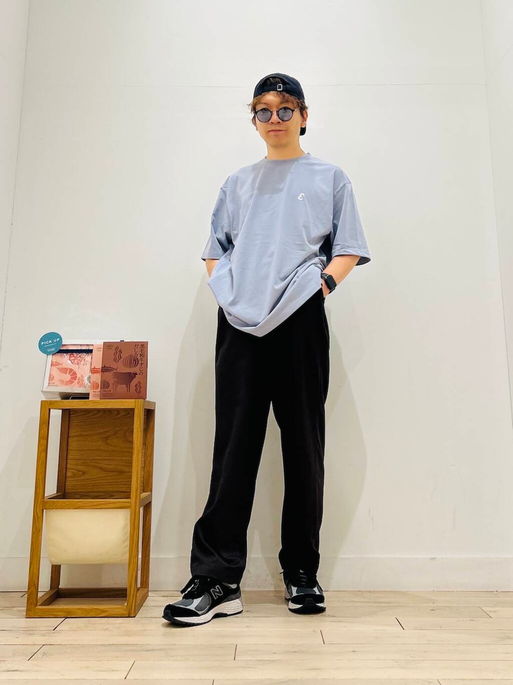 ブラウン系のその他パンツ、ブラック系のスニーカー、ブルー系のTシャツ/カットソーを着用したメンズの夏コーディネートの6枚目の写真