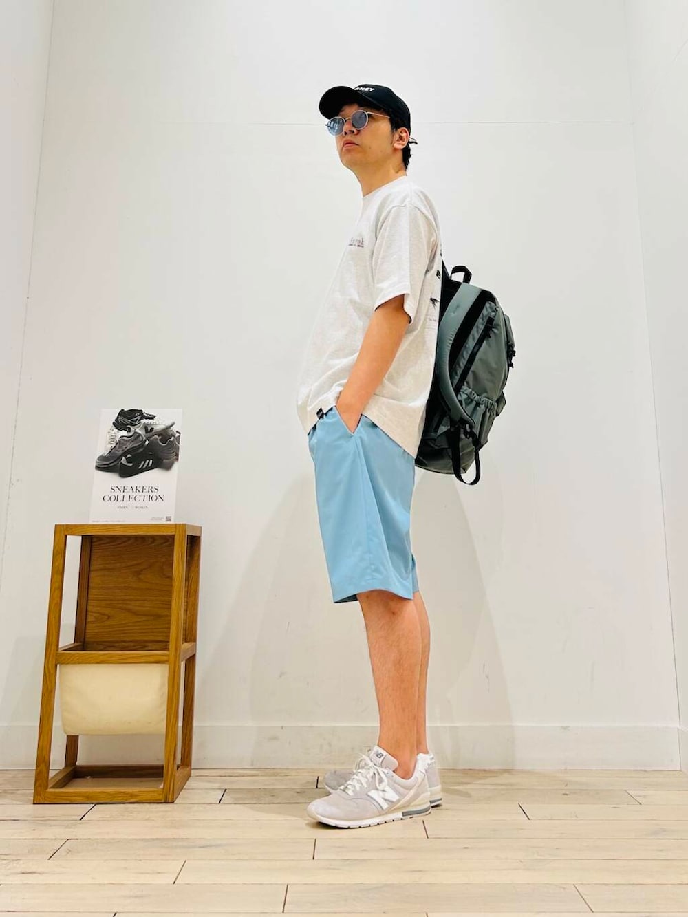 ブルー系のその他パンツ、グレー系のバックパック/リュック、グレー系のTシャツ/カットソーを着用したメンズの夏コーディネートの3枚目の写真