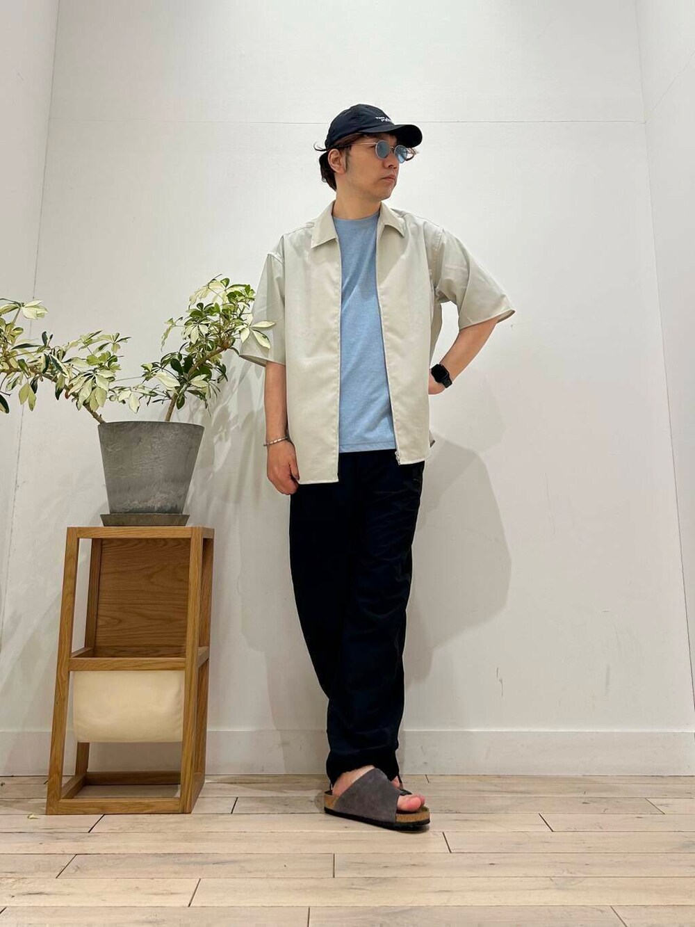 「カジュアル、Tシャツ、スポーツミックス、別注、デートコーデ、キャップ、ブラウス、カットソー、アウトドア、半袖シャツ、クルーネック、ベーシック、休日コーデ、UVカット、吸水速乾」｜「URBAN RESEARCH DOORSのメタルフレーム(調光&偏光レンズ)（メガネ、ブラック系）」を使った、君と洋服を繋ぐ者パックマンさん（メンズ・170cm）の春コーディネートの2枚目の写真