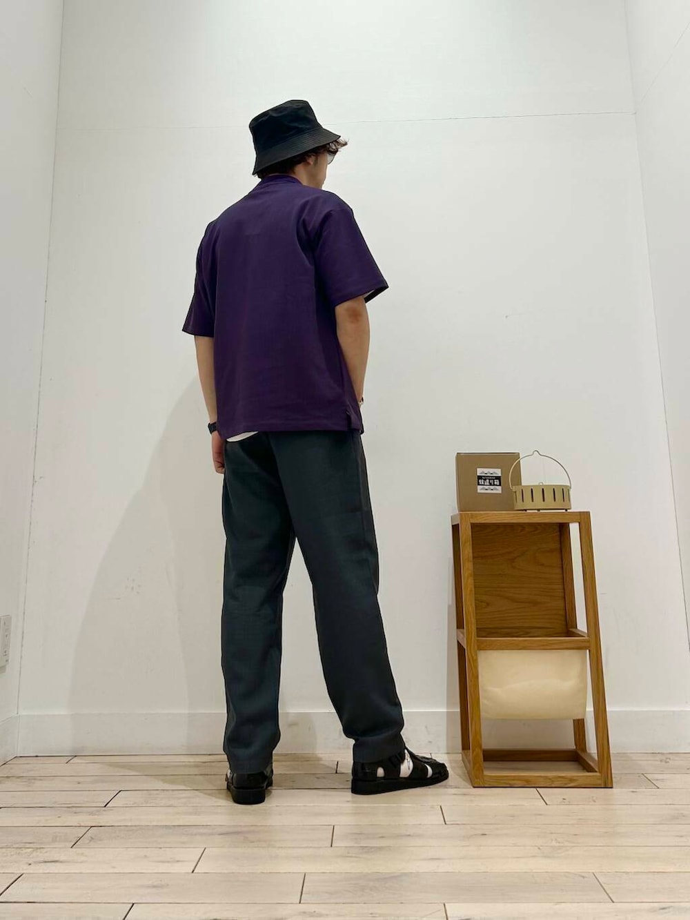 「カジュアル、スポーツミックス、別注、デートコーデ、キャップ、ハット、paraboot、ベーシック、休日コーデ、newarrival、休日スタイル、doors、モテコーデ、ゆったり、ポロシャツ」｜「KIJIMA TAKAYUKIのKIJIMA TAKAYUKI　BUCKET HAT（ハット、ブラック系）」を使った、パックマンIIIさん（メンズ・170cm）の春コーディネートの4枚目の写真
