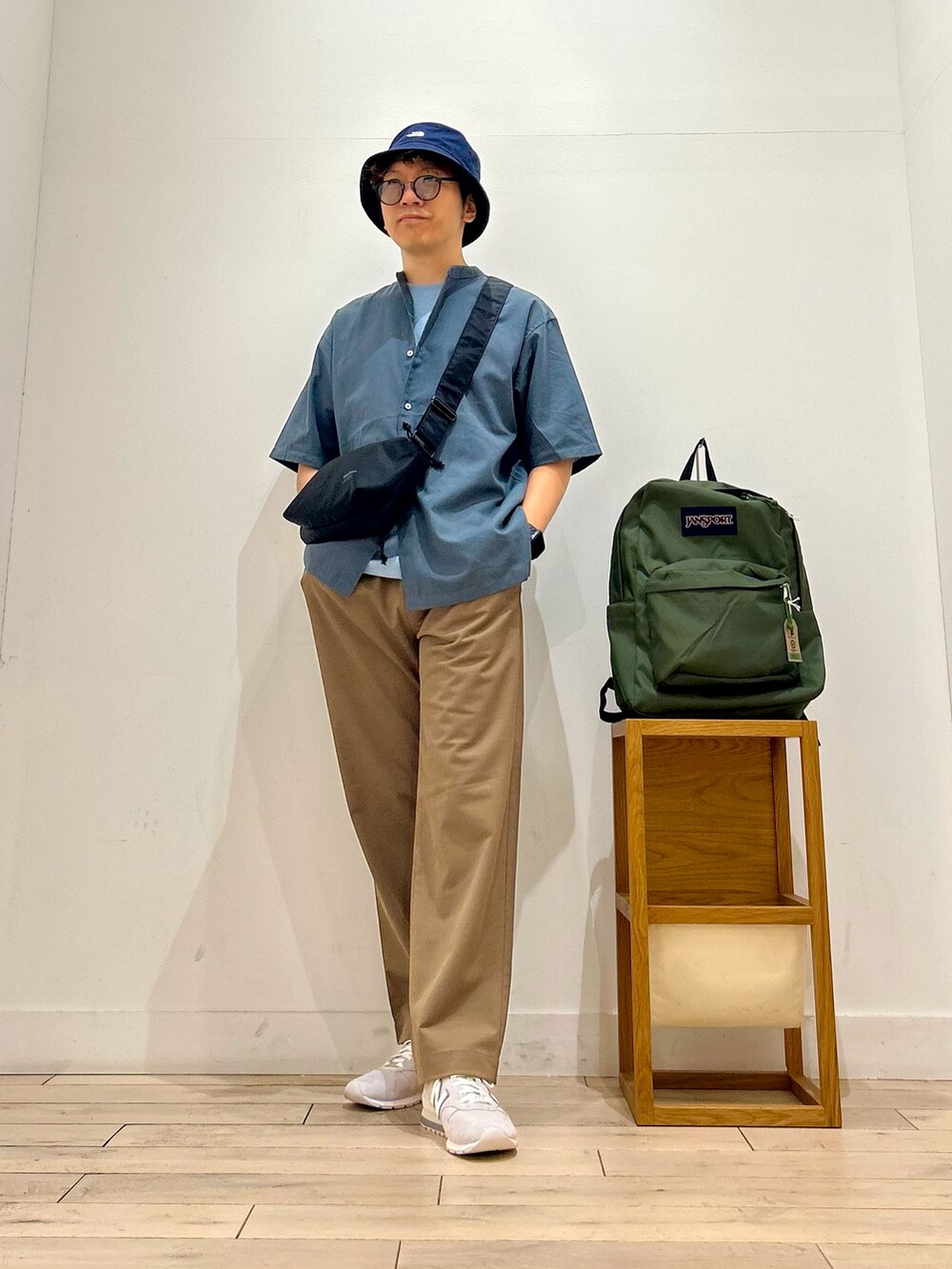 グレー系のスニーカー、ブルー系のシャツ/ブラウス、ベージュ系のその他パンツを着用したメンズの夏コーディネートの2枚目の写真