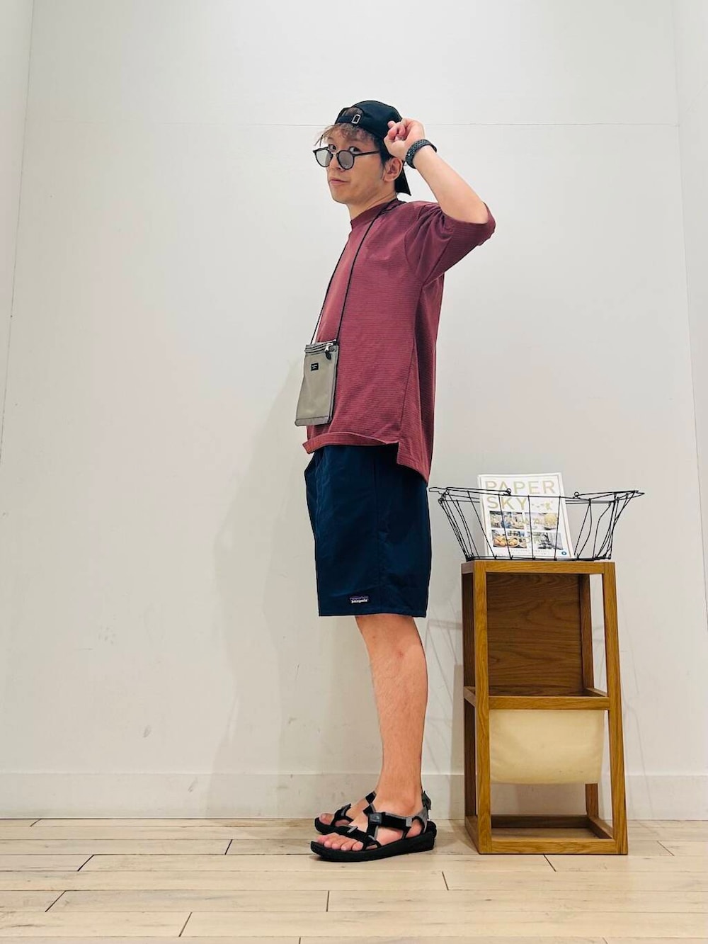 グレー系のショルダーバッグ、ブラック系のサンダル、オレンジ系のTシャツ/カットソーを着用したメンズの夏コーディネートの4枚目の写真