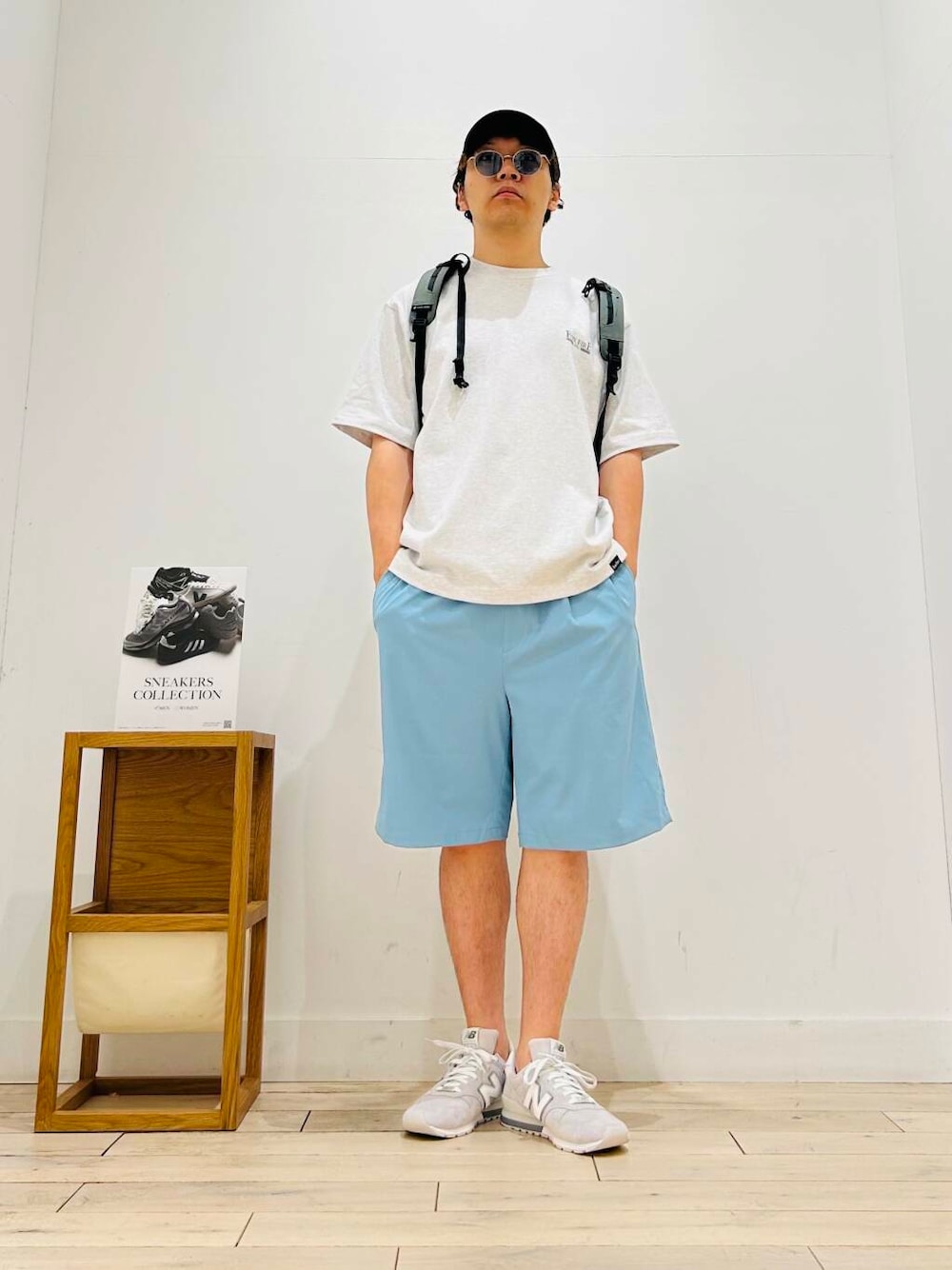 ブルー系のその他パンツ、グレー系のバックパック/リュック、グレー系のTシャツ/カットソーを着用したメンズの夏コーディネートの4枚目の写真