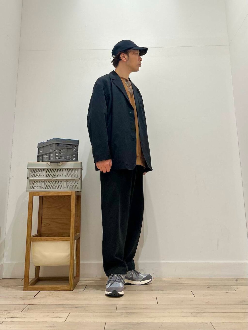 「ジャケット、カジュアル、Tシャツ、スポーツミックス、別注、デートコーデ、ワイドシルエット、カットソー、アウトドア、テーラードジャケット、NANGA、クルーネック、ベーシック、休日コーデ、UVカット」|「NEW BALANCEのNEW BALANCE U2002RCB(スニーカー、グレー系)」を使った、パックマンIIIさん(メンズ・170cm)の春コーディネートの2枚目の写真