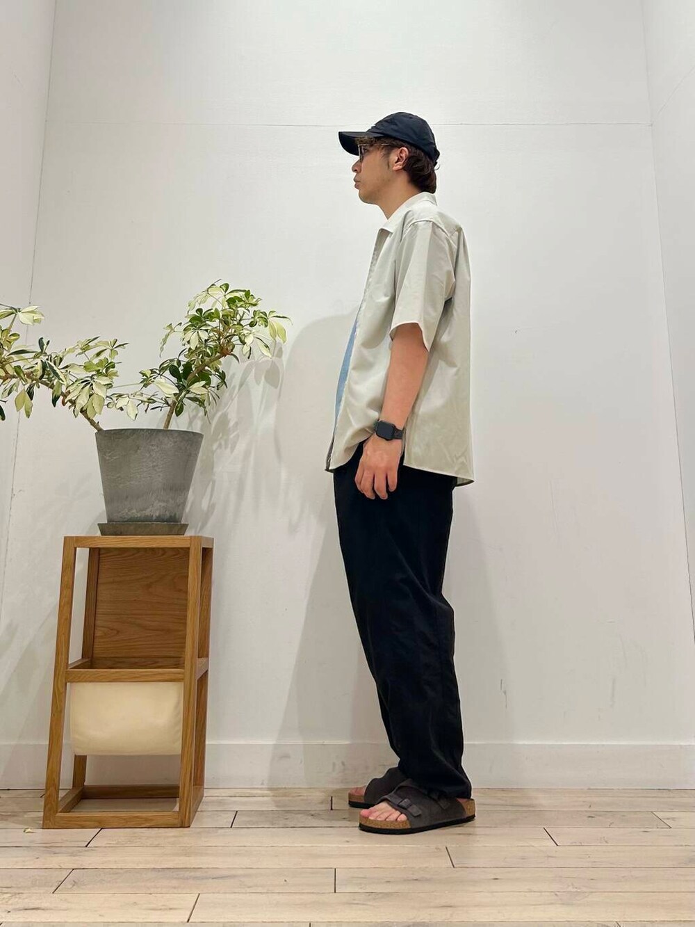 「カジュアル、Tシャツ、スポーツミックス、別注、デートコーデ、キャップ、ブラウス、カットソー、アウトドア、半袖シャツ、クルーネック、ベーシック、休日コーデ、UVカット、吸水速乾」｜「URBAN RESEARCH DOORSのメタルフレーム(調光&偏光レンズ)（メガネ、ブラック系）」を使った、君と洋服を繋ぐ者パックマンさん（メンズ・170cm）の春コーディネートの3枚目の写真