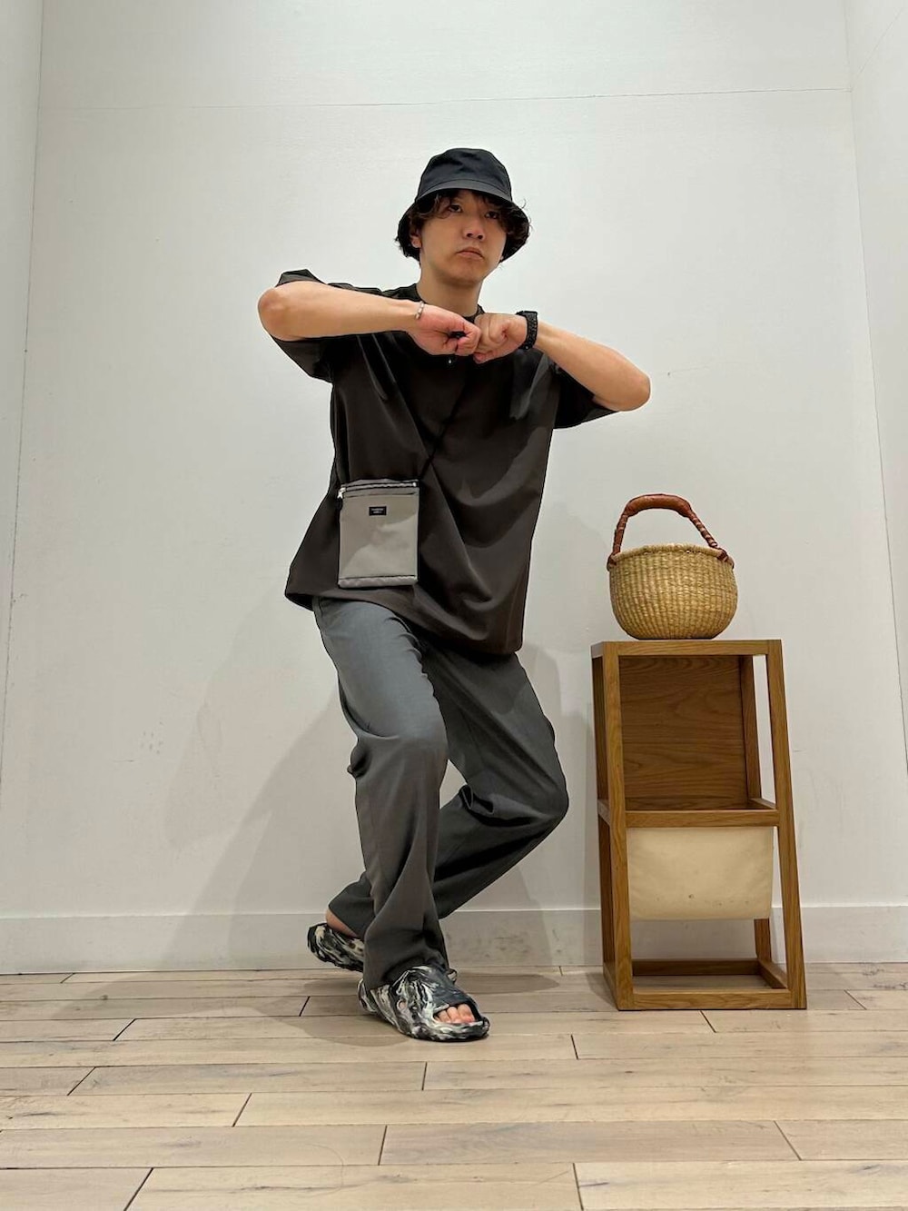 「カジュアル、Tシャツ、スポーツミックス、別注、デートコーデ、サンダル、カットソー、アウトドア、ナチュラル、ハット、クルーネック、ベーシック、シック、休日コーデ、UVカット」|「KIJIMA TAKAYUKIのKIJIMA TAKAYUKI BUCKET HAT(ハット、ブラック系)」を使った、君と洋服を繋ぐ者パックマンさん(メンズ・170cm)の春コーディネートの2枚目の写真