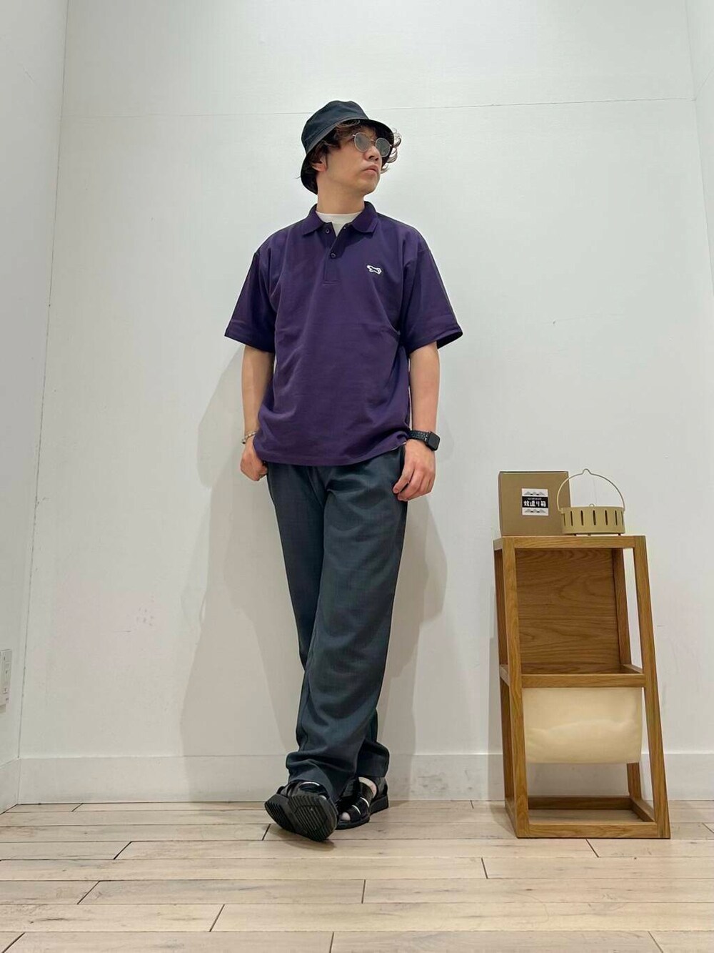 「カジュアル、スポーツミックス、別注、デートコーデ、キャップ、ハット、paraboot、ベーシック、休日コーデ、newarrival、休日スタイル、doors、モテコーデ、ゆったり、ポロシャツ」｜「KIJIMA TAKAYUKIのKIJIMA TAKAYUKI　BUCKET HAT（ハット、ブラック系）」を使った、パックマンIIIさん（メンズ・170cm）の春コーディネートの3枚目の写真