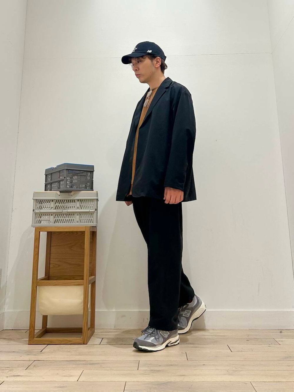 「ジャケット、カジュアル、Tシャツ、スポーツミックス、別注、デートコーデ、ワイドシルエット、カットソー、アウトドア、テーラードジャケット、NANGA、クルーネック、ベーシック、休日コーデ、UVカット」|「NEW BALANCEのNEW BALANCE U2002RCB(スニーカー、グレー系)」を使った、パックマンIIIさん(メンズ・170cm)の春コーディネートの4枚目の写真