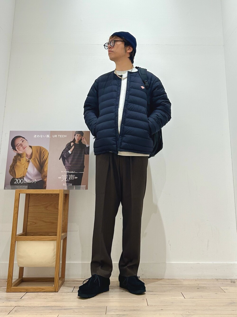 ベージュ系のスウェット、ブラック系のその他アウター、ブラウン系のその他パンツを着用したメンズの秋コーディネートの4枚目の写真
