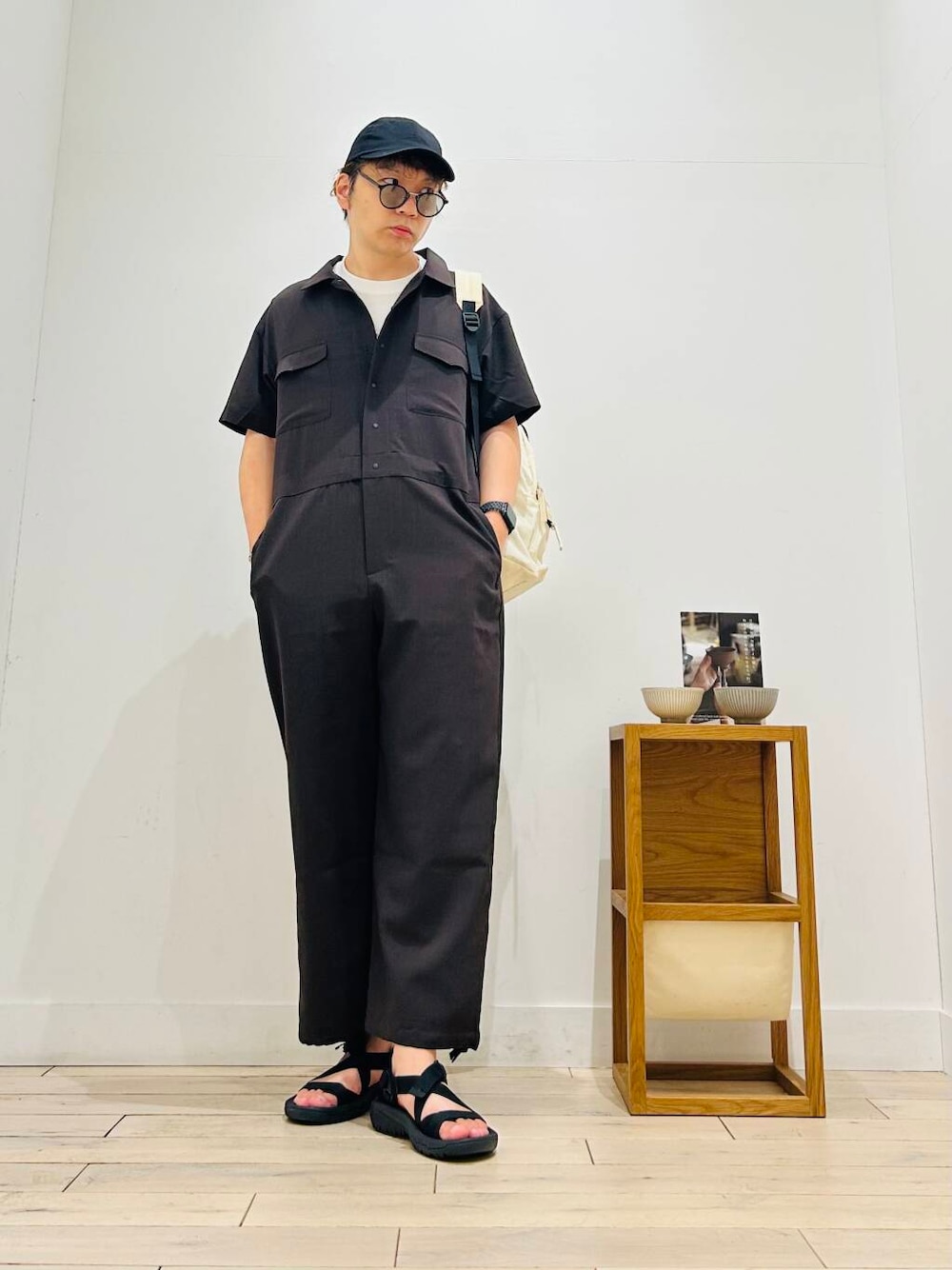 「トップス、メガネ、カジュアル、Tシャツ、キャンプ、サングラス、オーバーサイズ、イージーパンツ、スポーツミックス、別注、デートコーデ、ワントーン、サンダル、カットソー、アウトドア」｜「URBAN RESEARCH DOORSのウォッシャブルマルチ収納リュック（バックパック/リュック、ホワイト系）」を使った、パックマンIIIさん（メンズ・170cm）の夏コーディネートの2枚目の写真