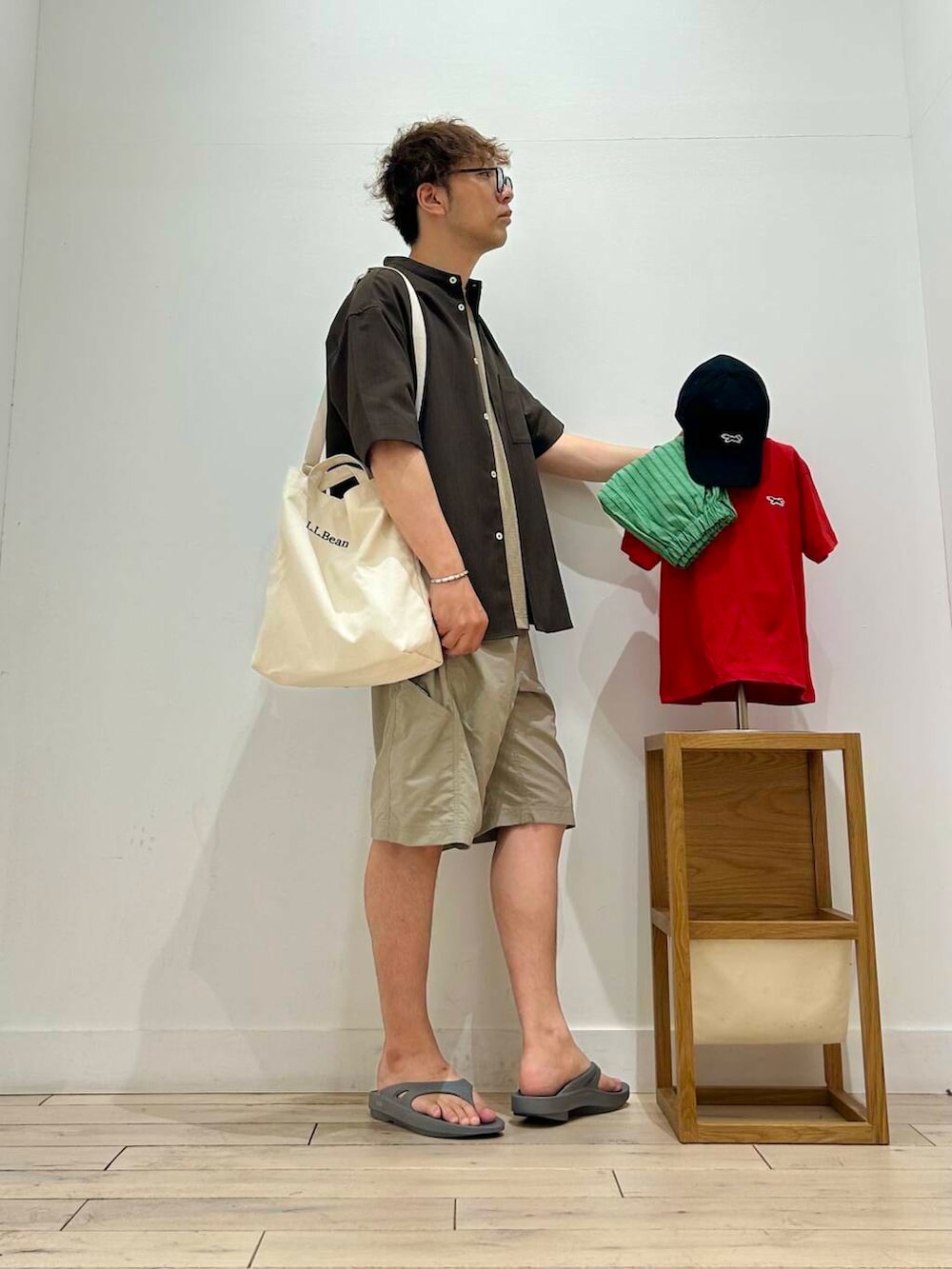 「シャツ、トップス、シャツスタイル、メガネ、カジュアル、Tシャツ、キャンプ、サングラス、オーバーサイズ、スポーツミックス、別注、デートコーデ、シンプルコーデ、サンダル、ブラウス」|「OOFOSのOOFOS Ooriginal(サンダル、グレー系)」を使った、君と洋服を繋ぐ者パックマンさん(メンズ・170cm)の夏コーディネートの4枚目の写真
