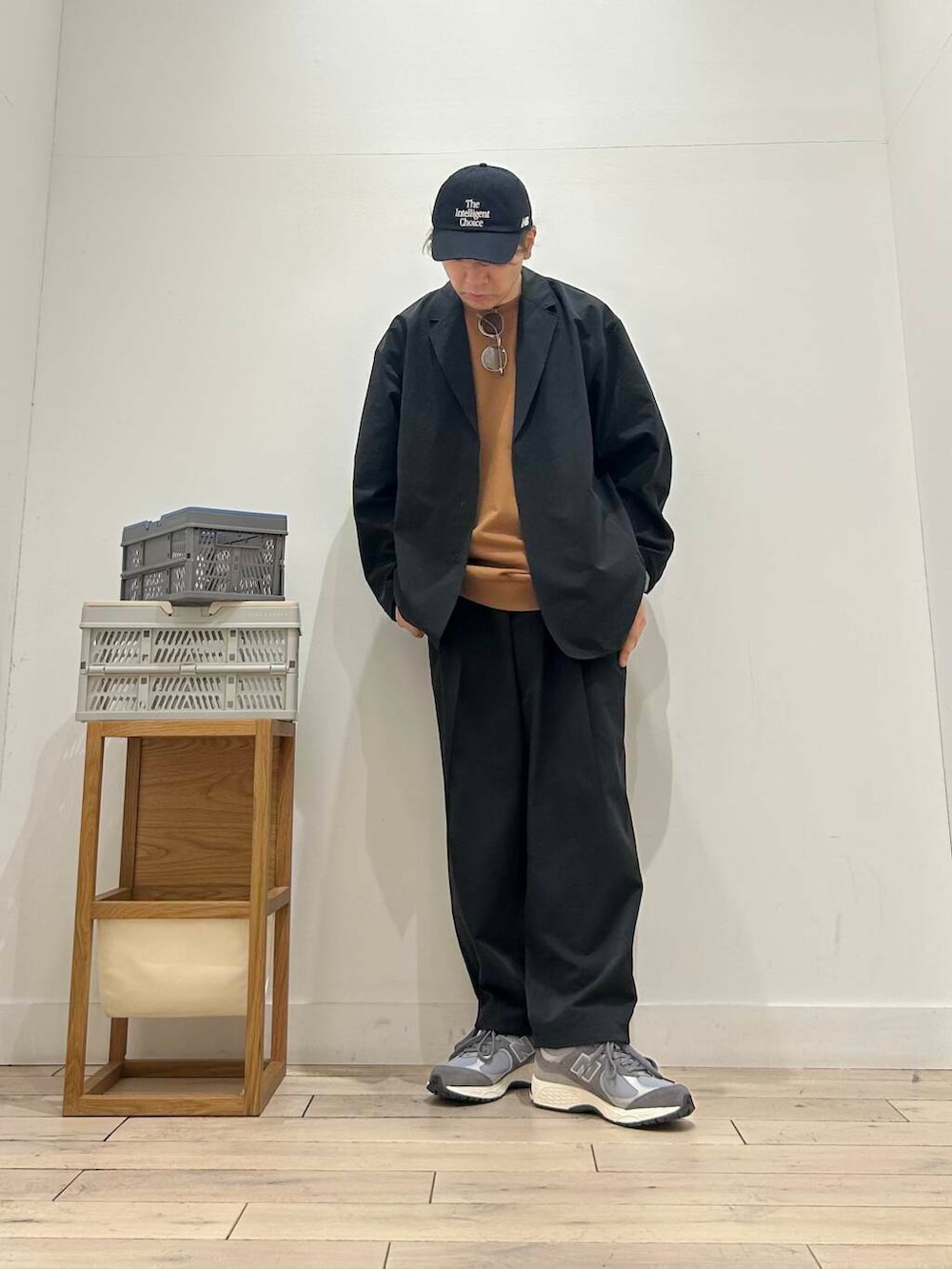 「ジャケット、カジュアル、Tシャツ、スポーツミックス、別注、デートコーデ、ワイドシルエット、カットソー、アウトドア、テーラードジャケット、NANGA、クルーネック、ベーシック、休日コーデ、UVカット」|「NEW BALANCEのNEW BALANCE U2002RCB(スニーカー、グレー系)」を使った、パックマンIIIさん(メンズ・170cm)の春コーディネートの3枚目の写真