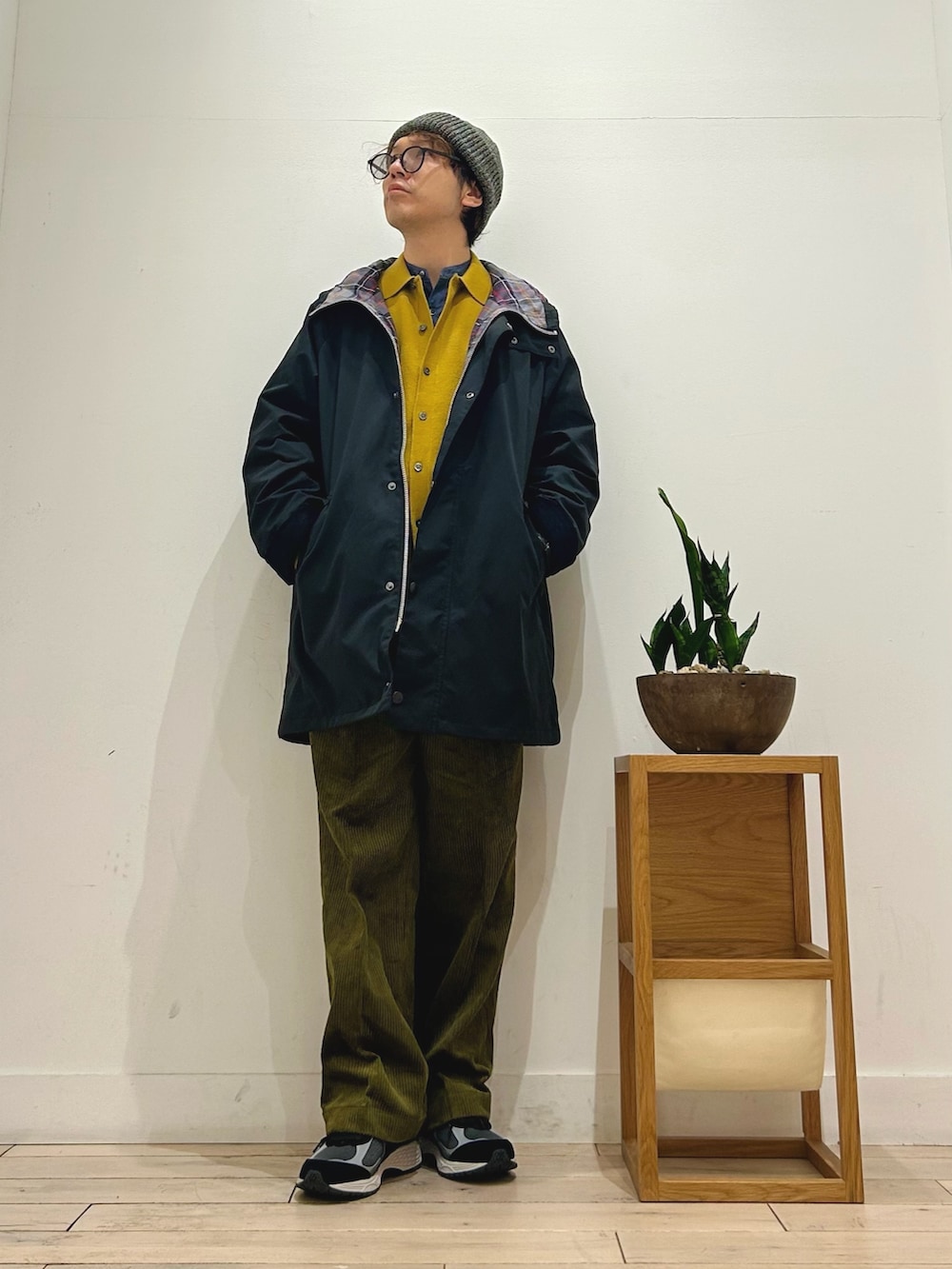 イエロー系のカーディガン/ボレロ、ブルー系のシャツ/ブラウス、ブラック系のその他アウターを着用したメンズの秋コーディネートの2枚目の写真