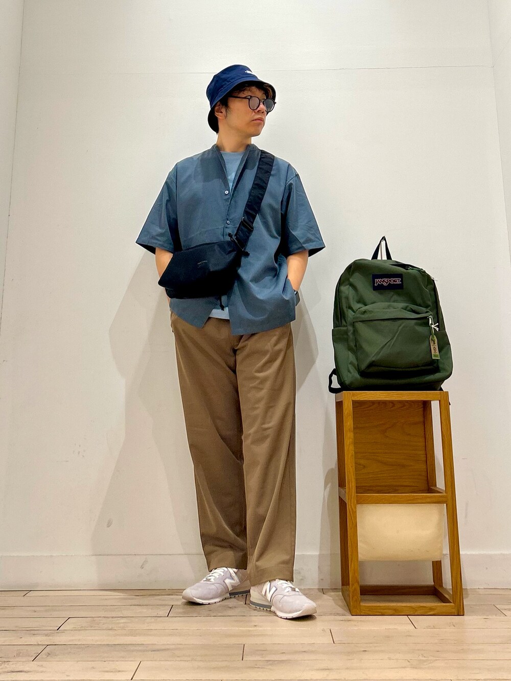 グレー系のスニーカー、ブルー系のシャツ/ブラウス、ベージュ系のその他パンツを着用したメンズの夏コーディネートの3枚目の写真