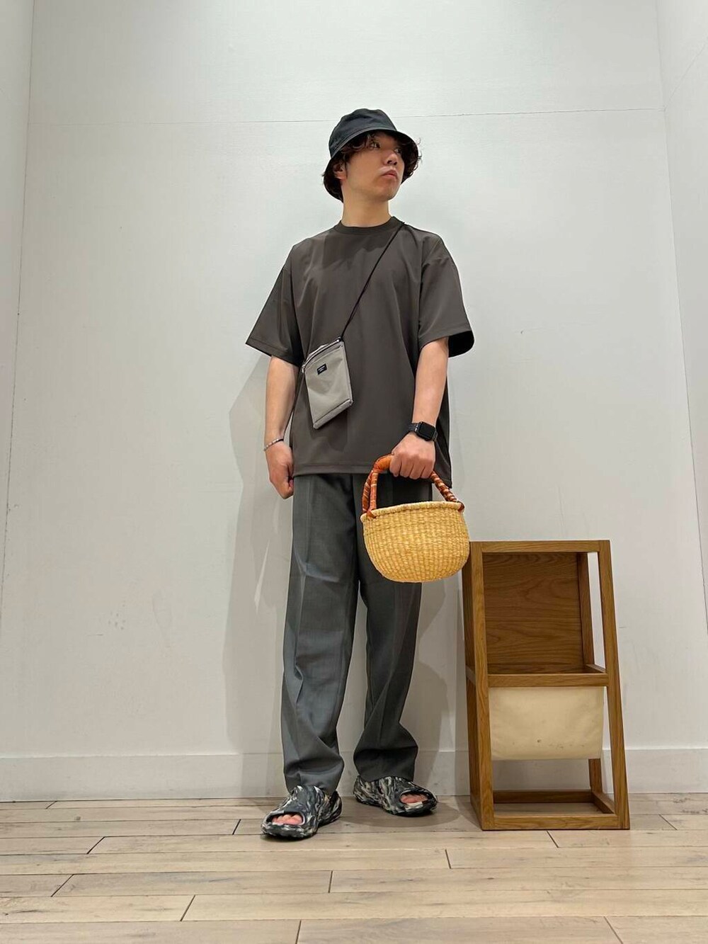 「カジュアル、Tシャツ、スポーツミックス、別注、デートコーデ、サンダル、カットソー、アウトドア、ナチュラル、ハット、クルーネック、ベーシック、シック、休日コーデ、UVカット」|「KIJIMA TAKAYUKIのKIJIMA TAKAYUKI BUCKET HAT(ハット、ブラック系)」を使った、君と洋服を繋ぐ者パックマンさん(メンズ・170cm)の春コーディネートの5枚目の写真