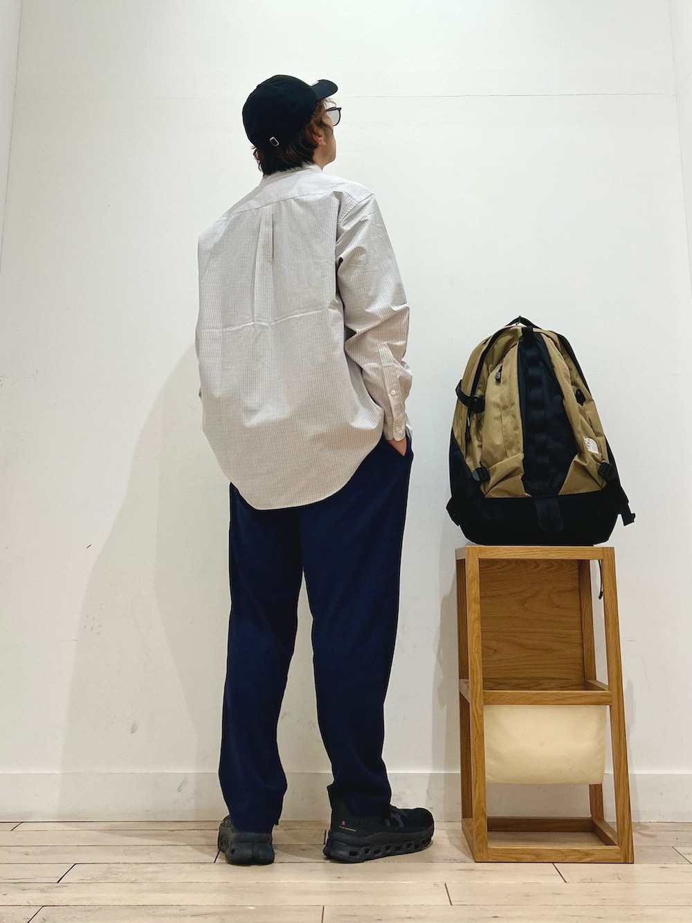 ブルー系のバックパック/リュック、その他のシャツ/ブラウス、グレー系のTシャツ/カットソーを着用したメンズの秋コーディネートの5枚目の写真