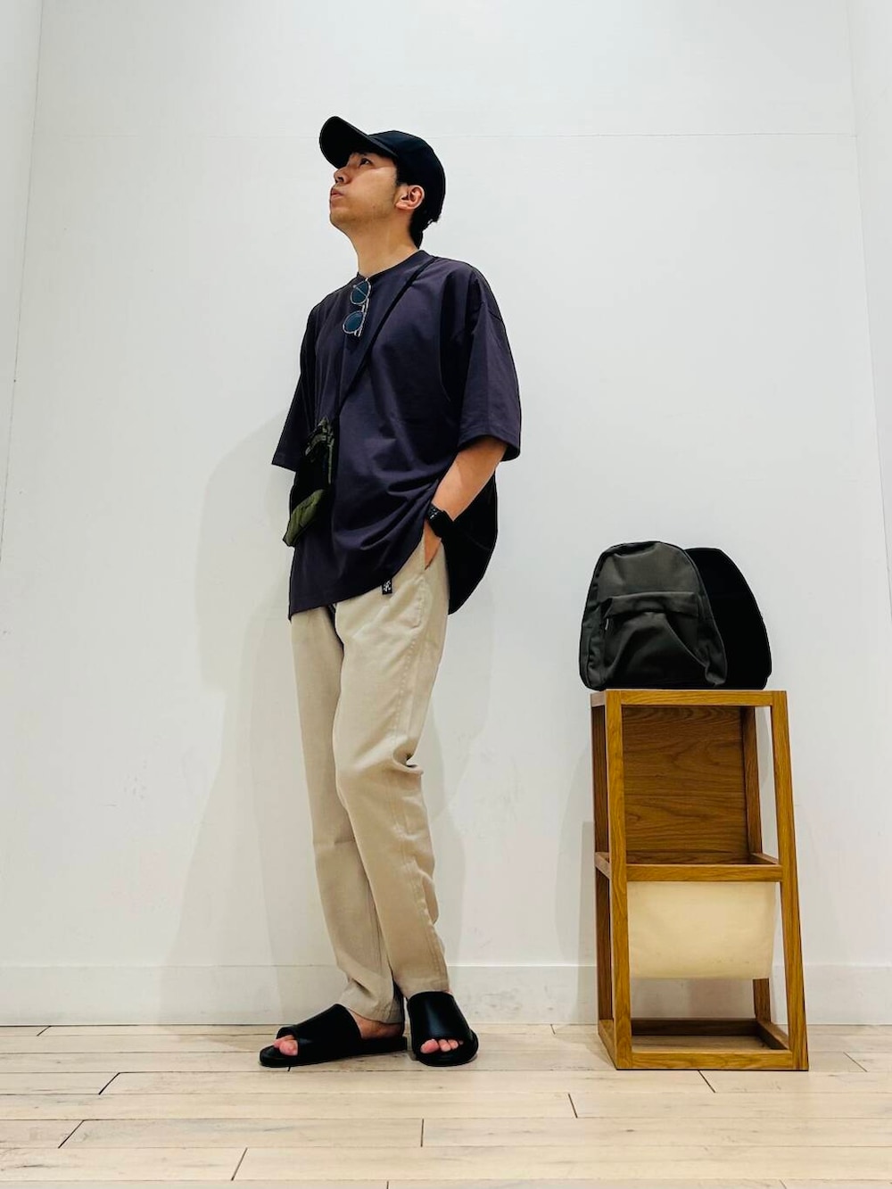 「トップス、メガネ、カジュアル、モノトーン、Tシャツ、キャンプ、サングラス、オーバーサイズ、イージーパンツ、スポーツミックス、別注、デートコーデ、テーパードパンツ、ワントーン、サンダル」|「Gramicciの『別注』Gramicci Linen Blend Pants(その他パンツ、ホワイト系)」を使った、パックマンIIIさん(メンズ・170cm)の夏コーディネートの3枚目の写真