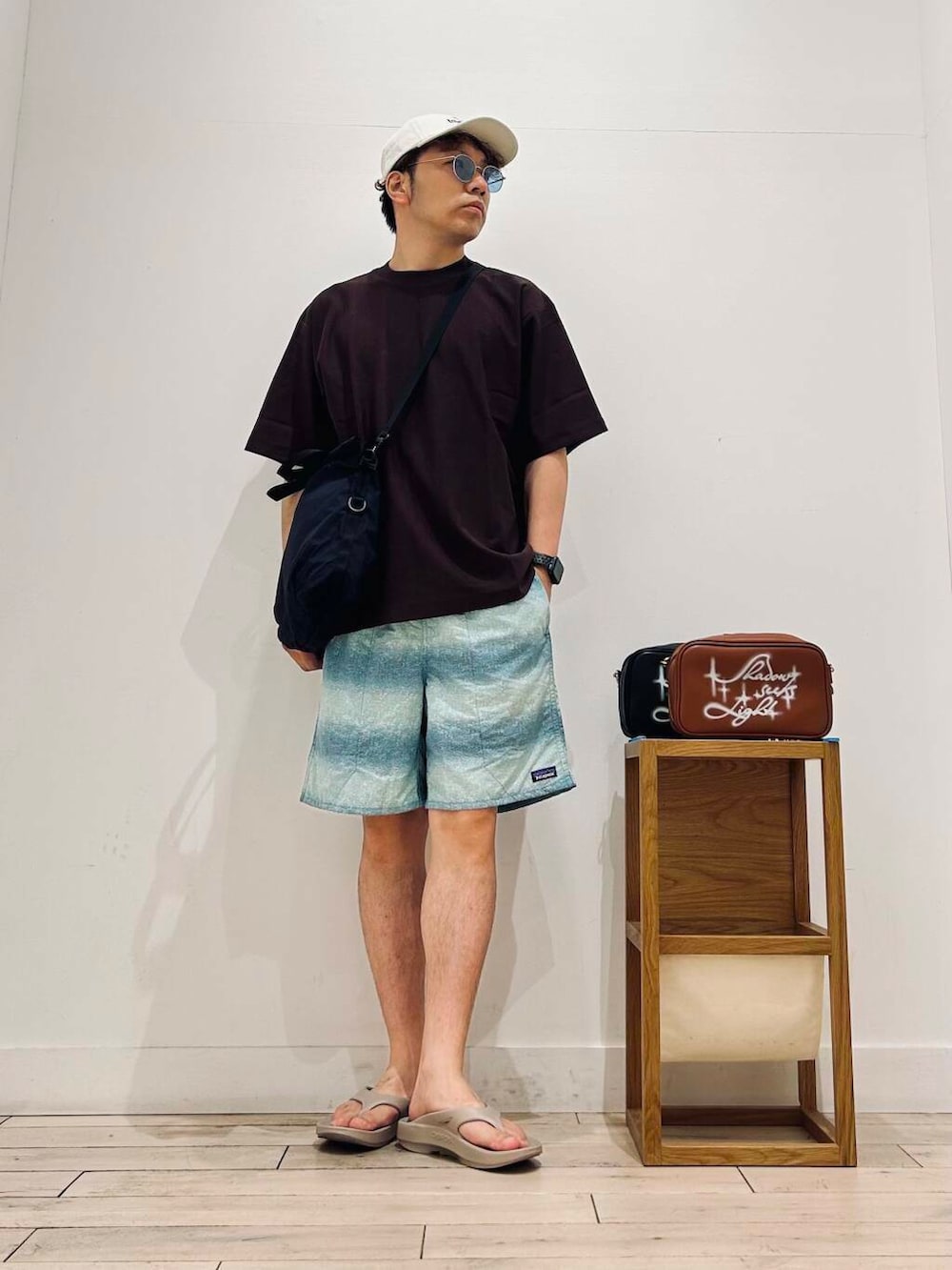 「トップス、メガネ、カジュアル、Tシャツ、キャンプ、サングラス、オーバーサイズ、イージーパンツ、スポーツミックス、別注、デートコーデ、ワントーン、サンダル、カットソー、アウトドア」｜「URBAN RESEARCH DOORSのメタルフレーム(調光&偏光レンズ)（メガネ、ブルー系）」を使った、パックマンIIIさん（メンズ・170cm）の夏コーディネートの4枚目の写真